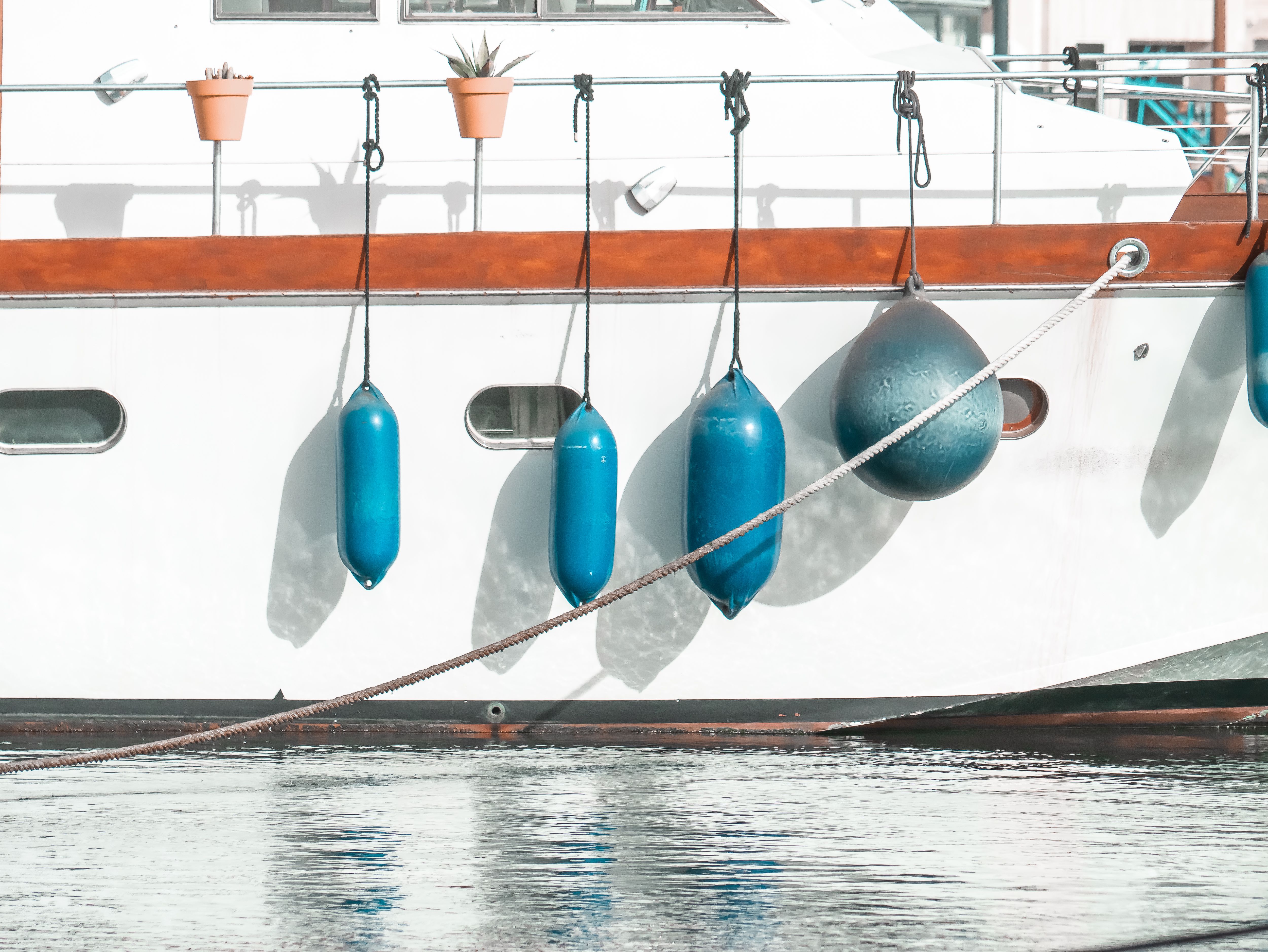 Bateaux amarrés au port, pare-battage le long de la coque