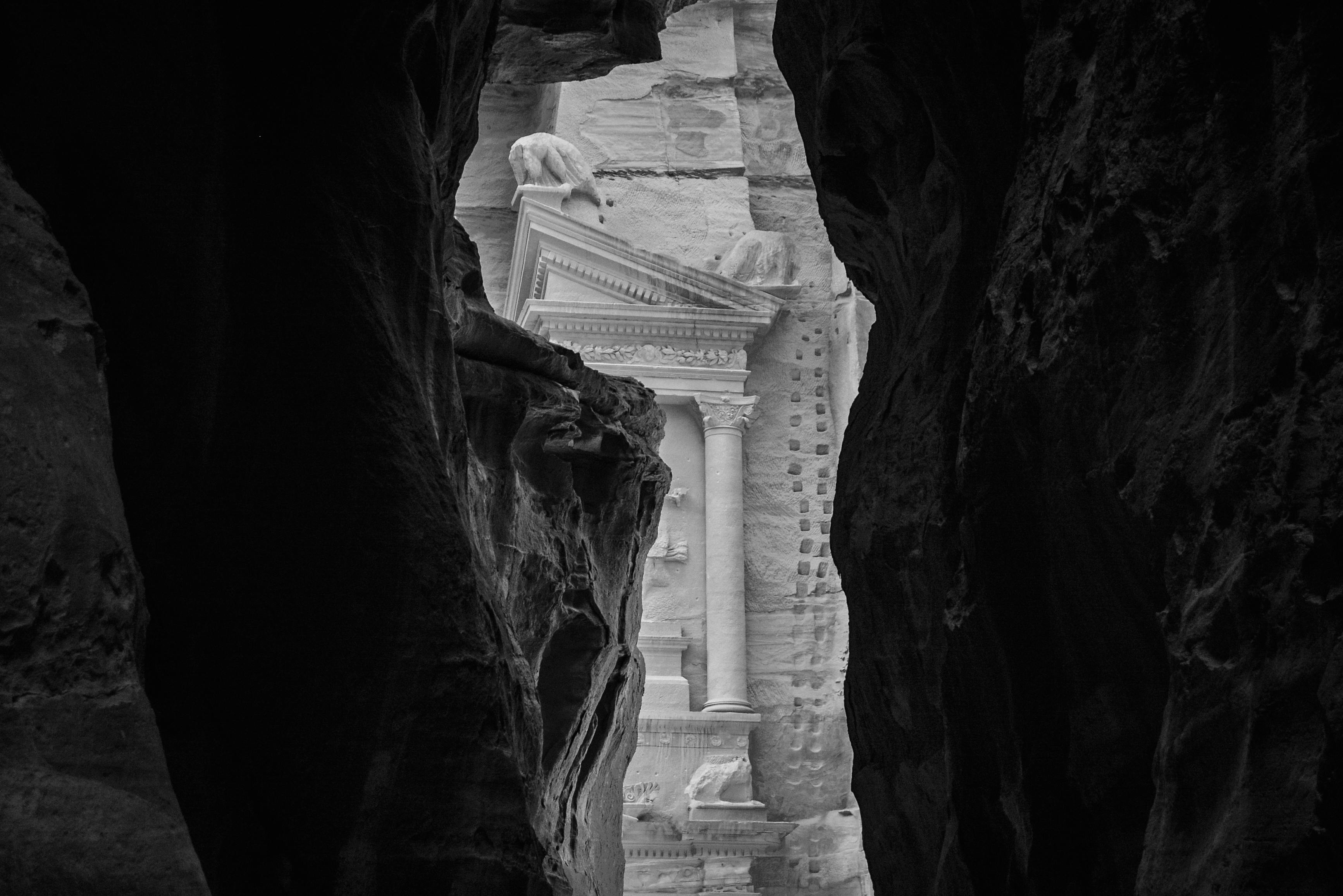 無料 ヨルダンのペトラにあるシク渓谷から見た宝物殿の白黒写真。 写真素材
