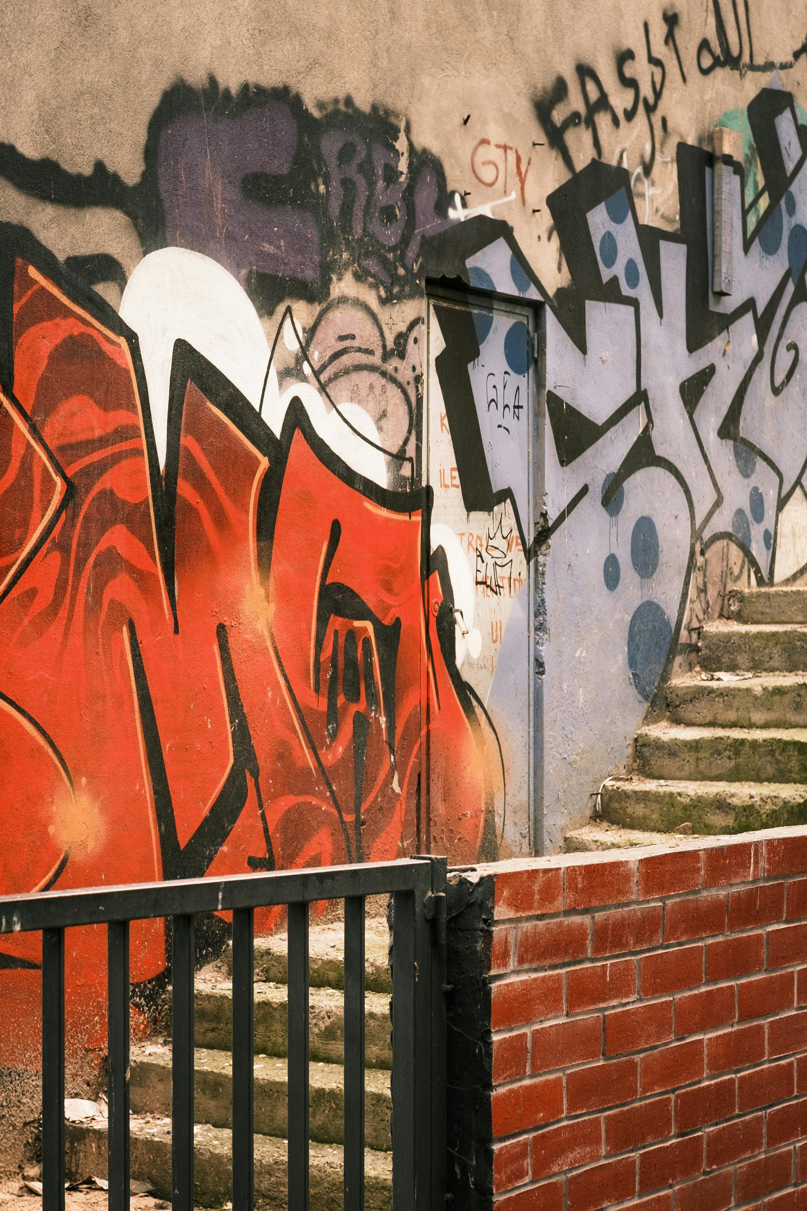 무료 강렬한 색채로 그려진 도심 야외 계단의 생생한 거리 예술 그래피티. 스톡 사진