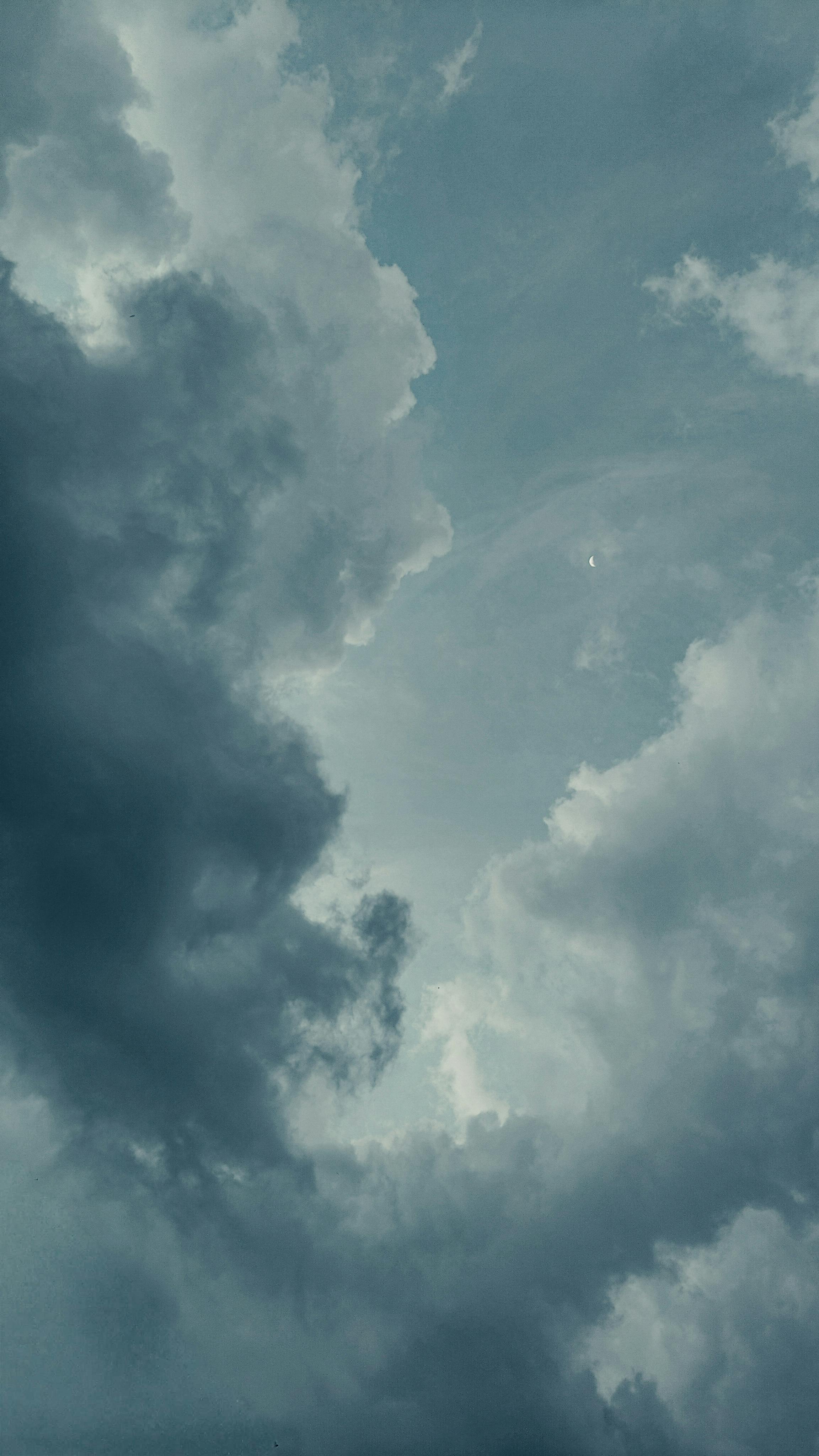 Ücretsiz Kasvetli bir atmosfer altında koyu ve açık bulutların yer aldığı dramatik bir gökyüzü görüntüsü. Stok Fotoğraflar