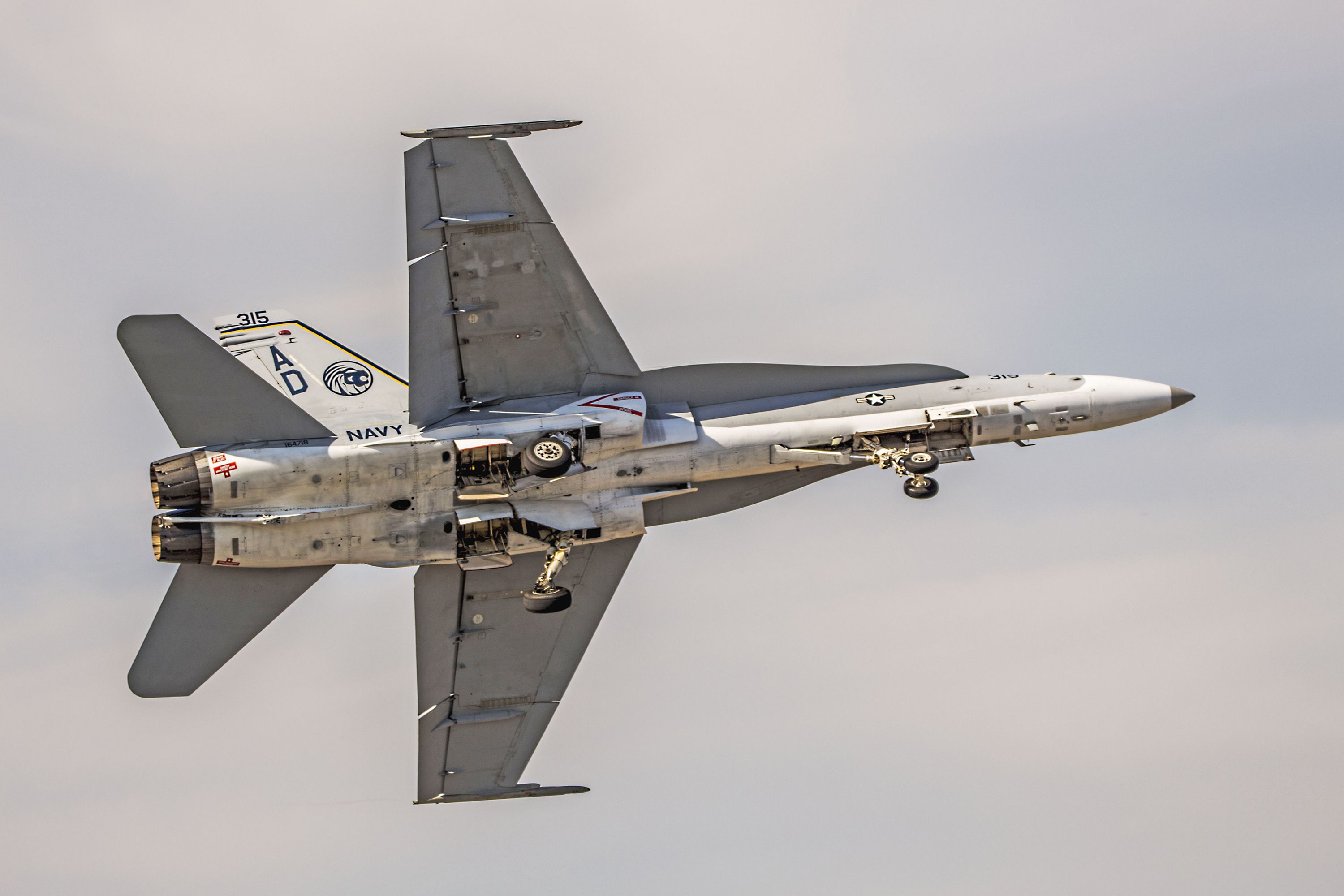 Imajen husi kolizaun entre rua jet F-18 iha air show, hatudu fumo no aviaun sira kai, iha baze aérea Mountain Home Idaho