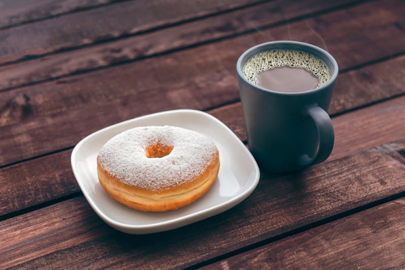 Donat lembut bertekstur moist dengan taburan gula yang manis, sajian sempurna untuk teman ngopi
