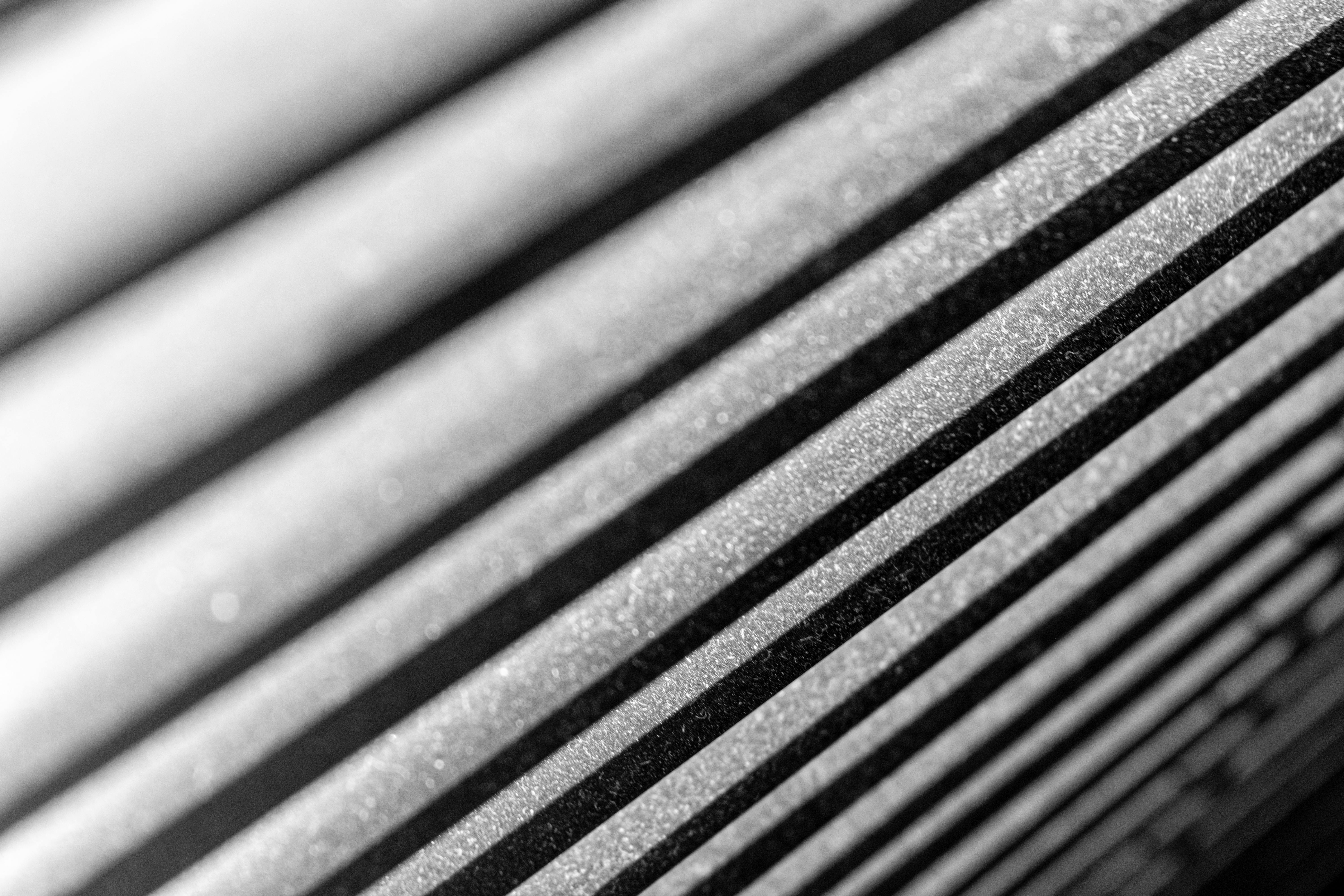 Gratuit Gros plan sur des lignes parallèles texturées noires et blanches, créant un motif abstrait moderne. Photos