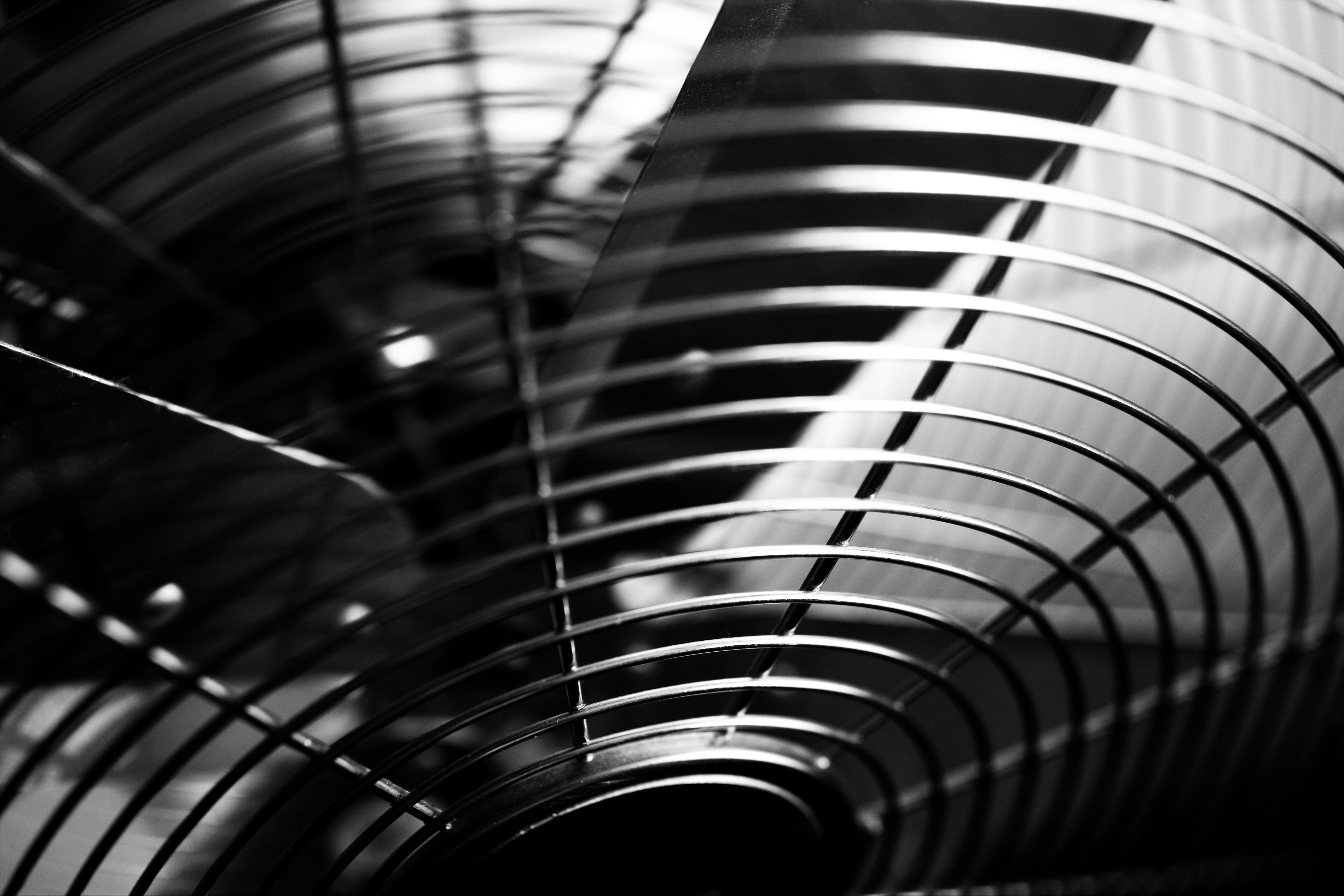 Pales de ventilateur en rotation Gros plan sur les pales d'un ventilateur industriel, source fréquente de bruit et de vibration