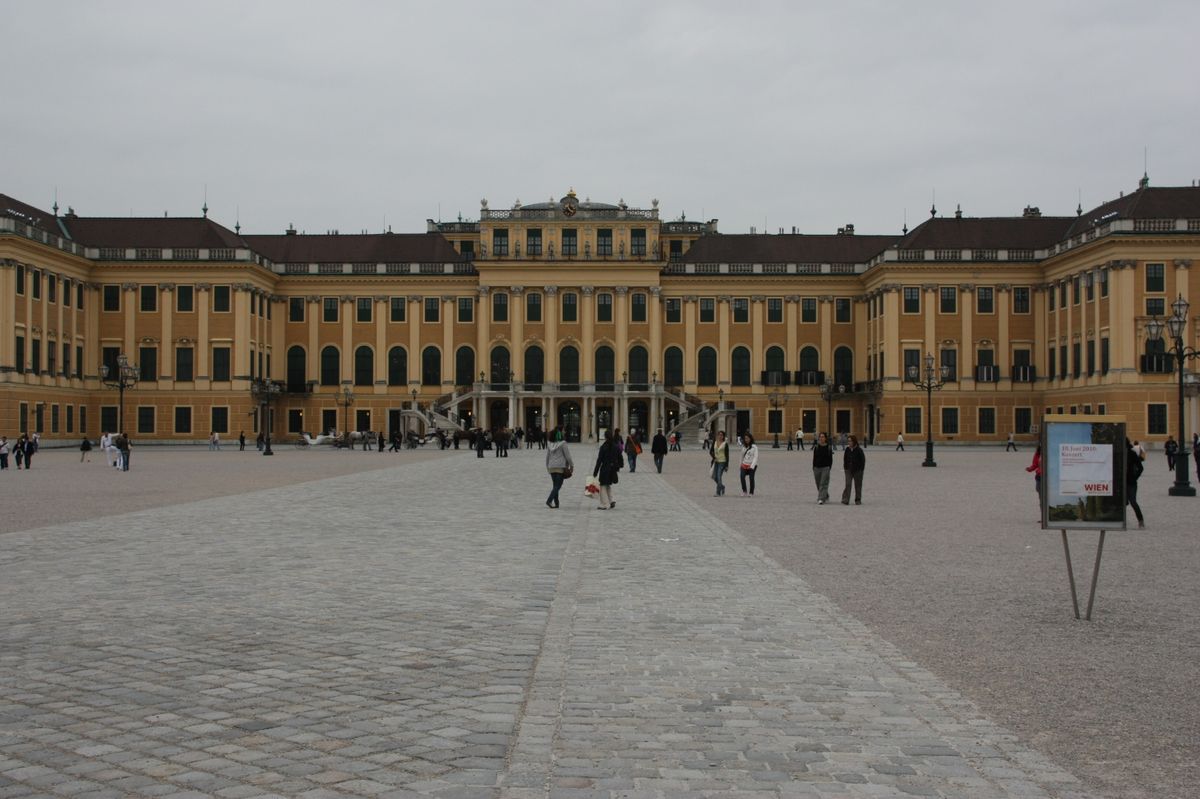 Curtea de onoare a Palatului Schonbrunn, cu vizitatori