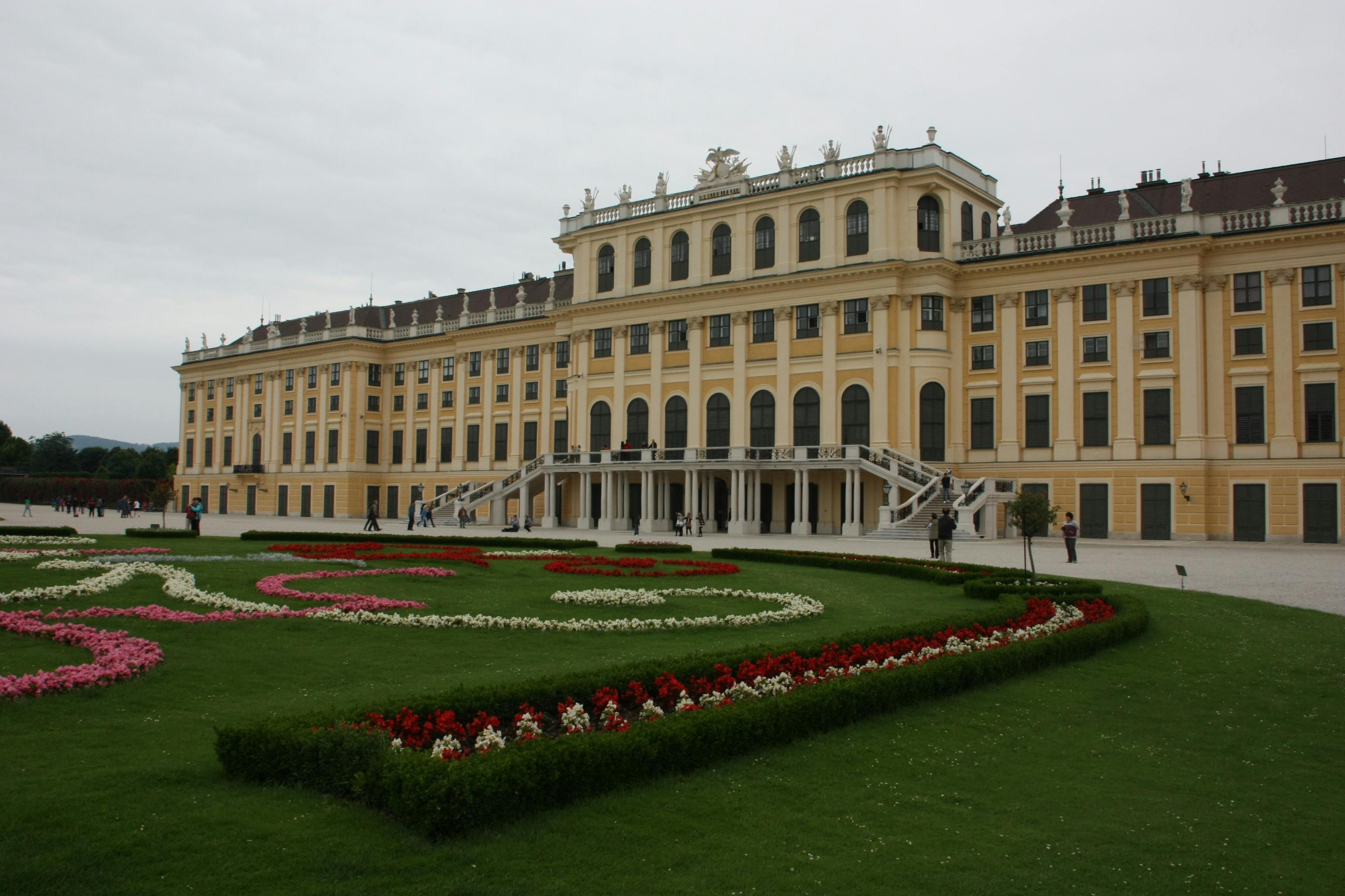 Gratis Istana Schönbrunn di Wina, Austria dengan taman-taman yang rimbun di bagian depan. Foto Stok