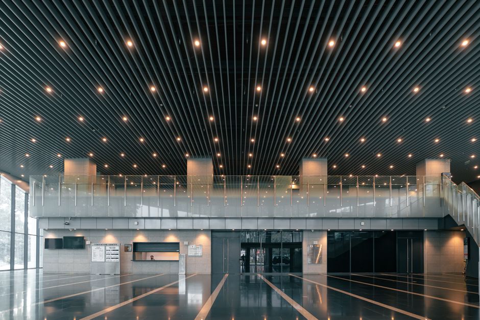バラナシにある広々とした豪華なオフィスロビーで、現代建築とエレガントなインテリアデザインが特徴です。
