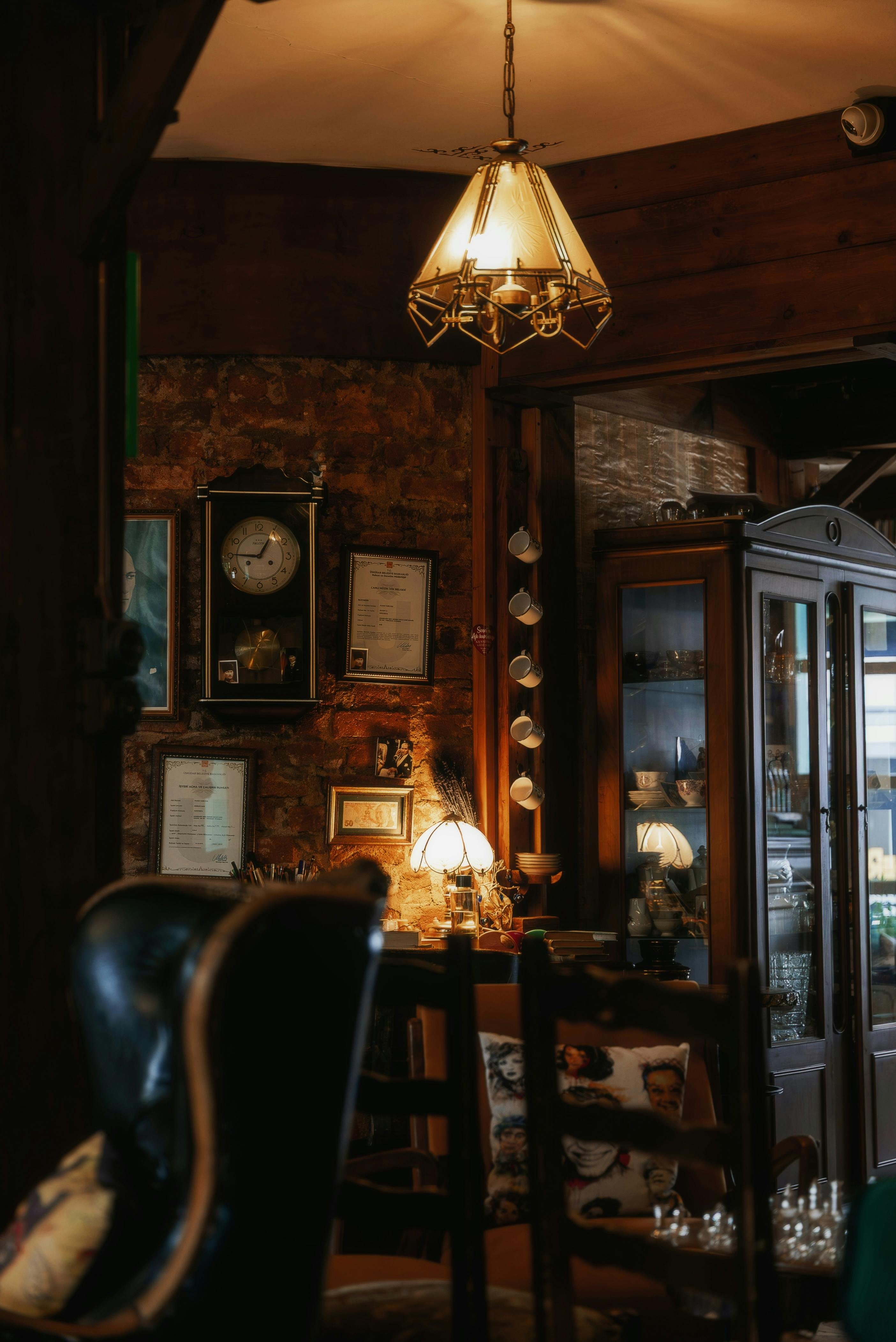 無料 ヴィンテージランプやアンティーク家具などの素朴な装飾要素が特徴の温かみのある居心地の良い部屋です。 写真素材