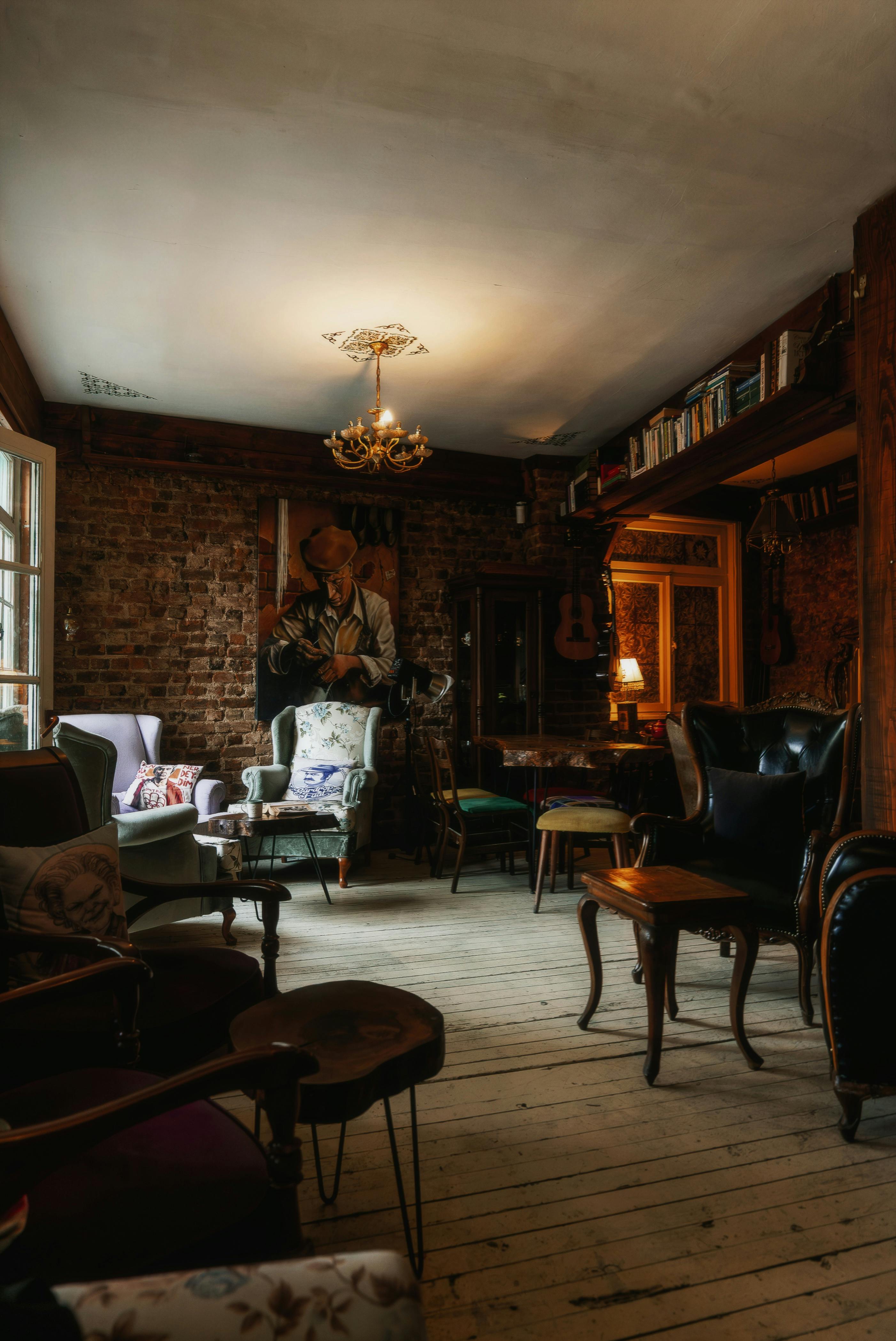 бесплатная Уютная и располагающая к отдыху гостиная в винтажном стиле с эклектичной мебелью и деревенским декором. Стоковое фото