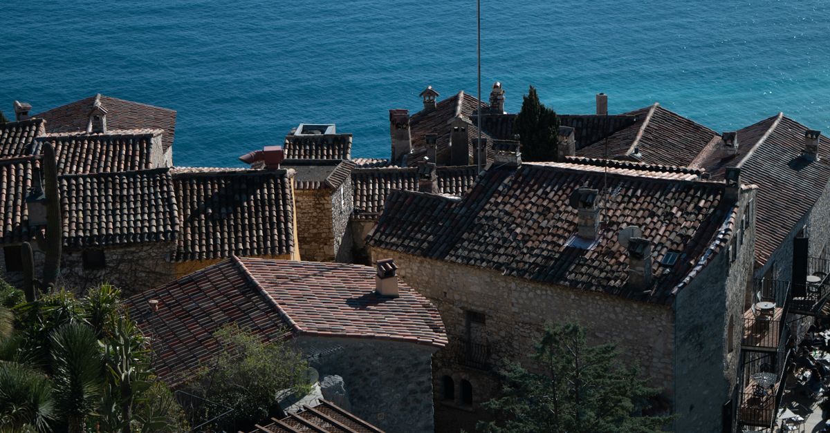 Vue pittoresque des toits rustiques surplombant la mer Méditerranée à Nice, en France.