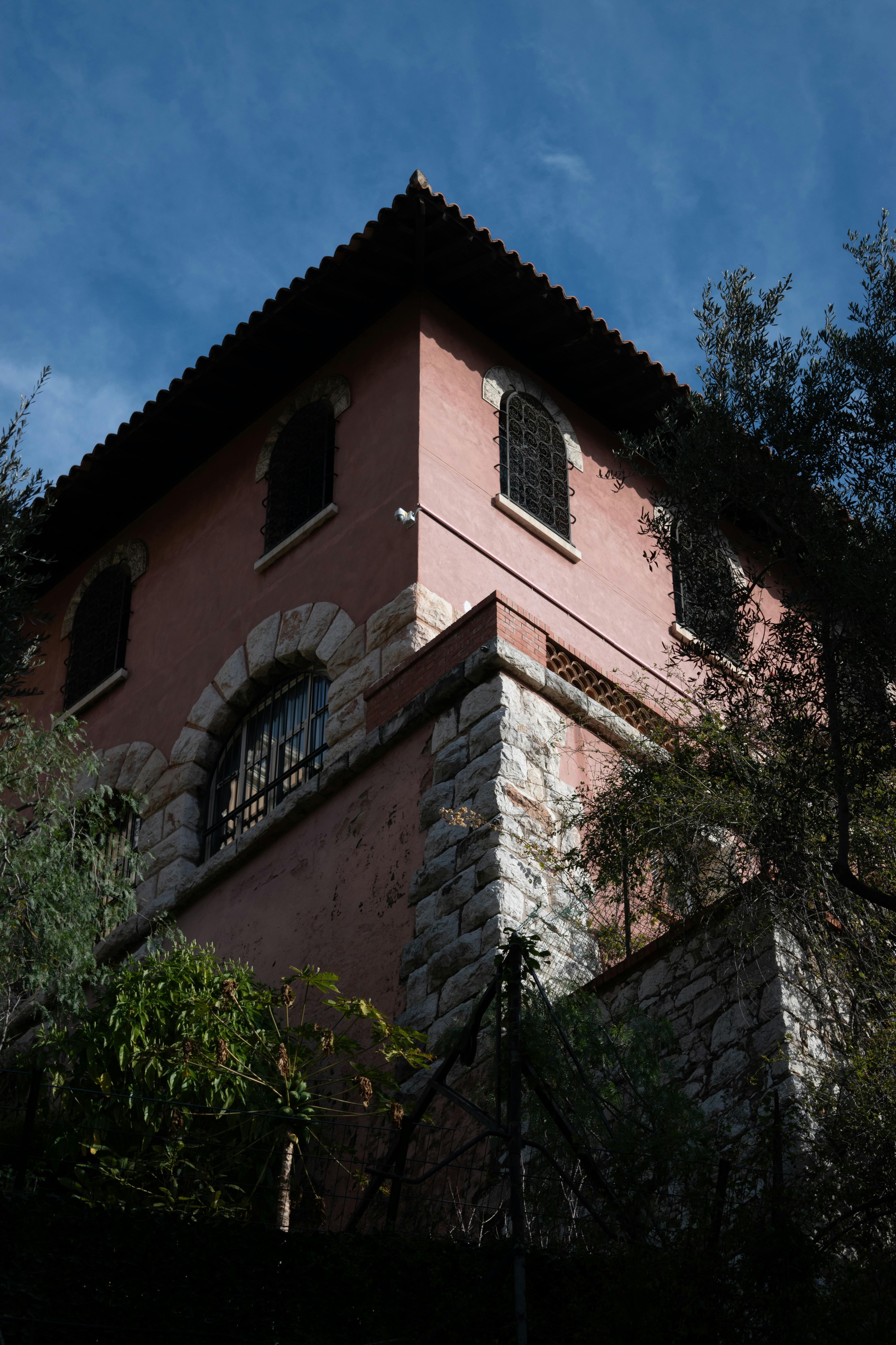 無料 フランスのニースにある、石とスタッコのファサードを備えた歴史的な地中海スタイルのヴィラ。 写真素材