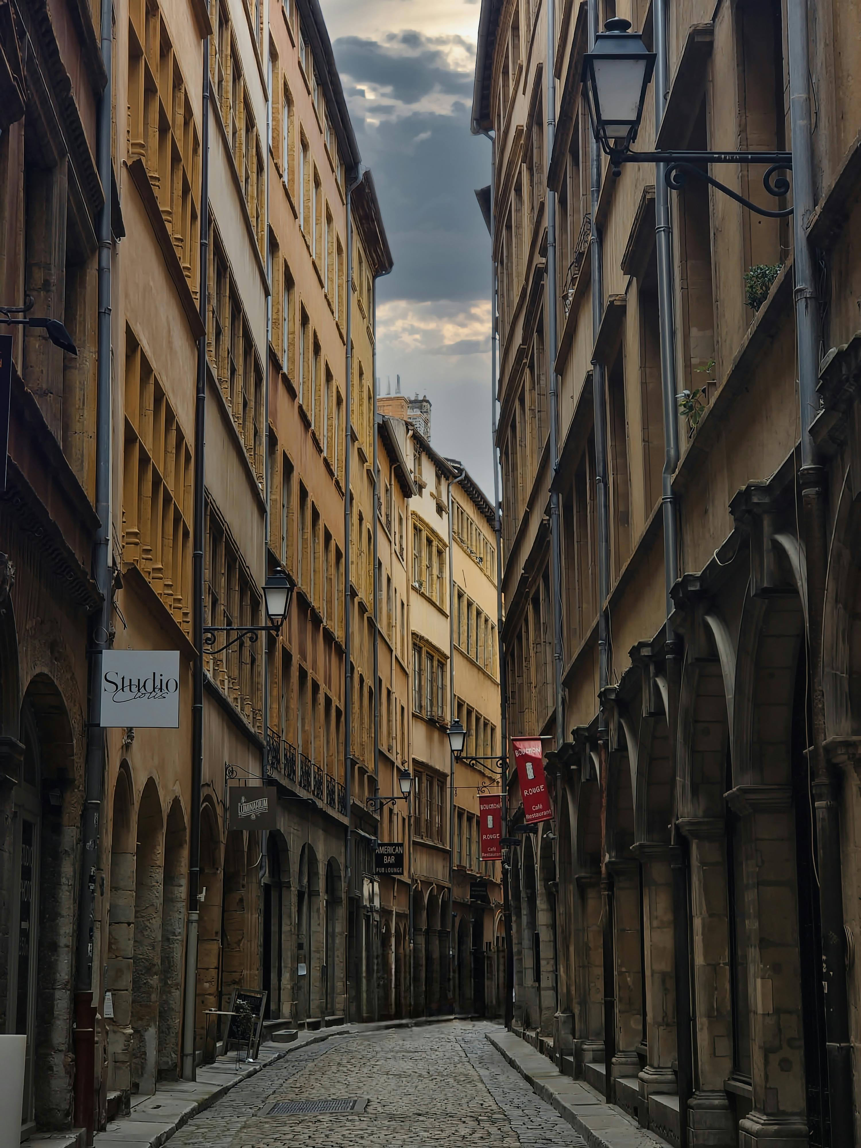 бесплатная Исследуйте очаровательные узкие улочки исторического Старого города Лиона с его прекрасной архитектурой и мощеными дорожками. Стоковое фото