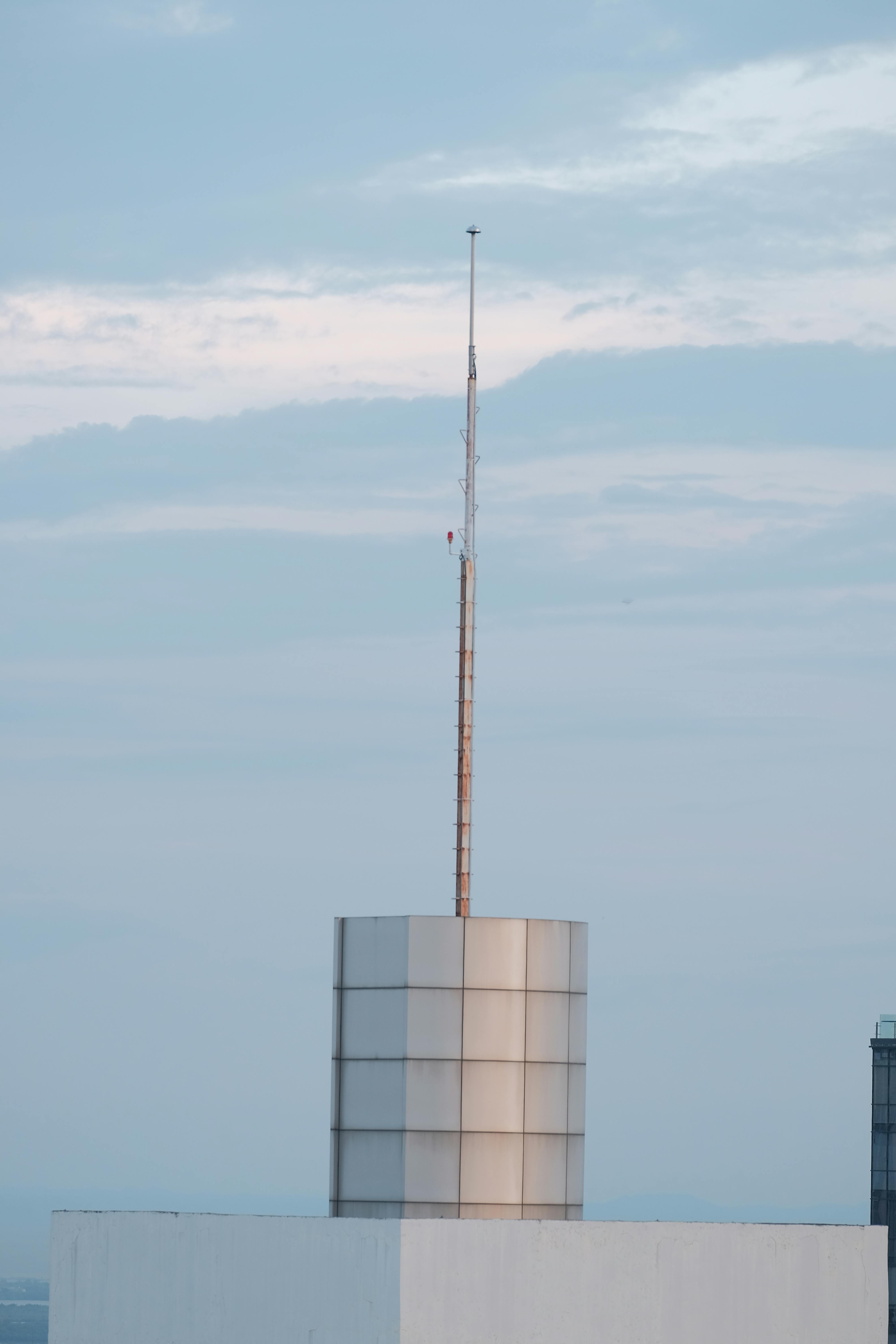 бесплатная Антенная вышка небоскреба, устремляющаяся в безмятежное голубое небо в Центральном Висайском регионе Филиппин. Стоковое фото