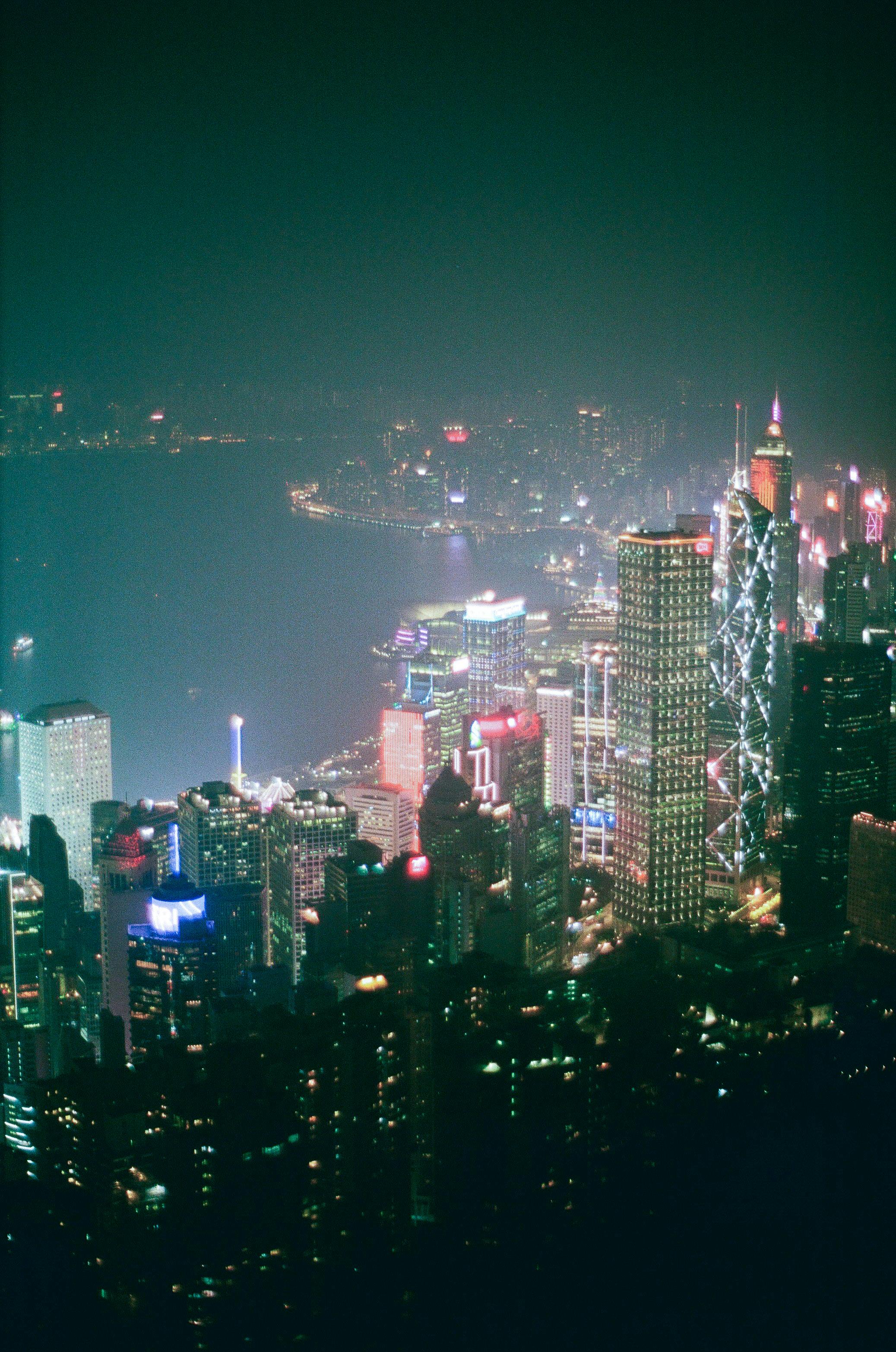 無料 夜にライトアップされた香港の活気ある街並みの素晴らしい空中写真。 写真素材