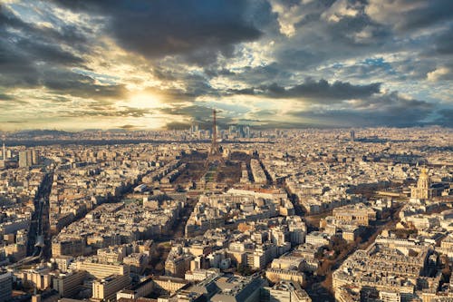 Vista Aérea De Edifícios Da Cidade Sob Céu Nublado