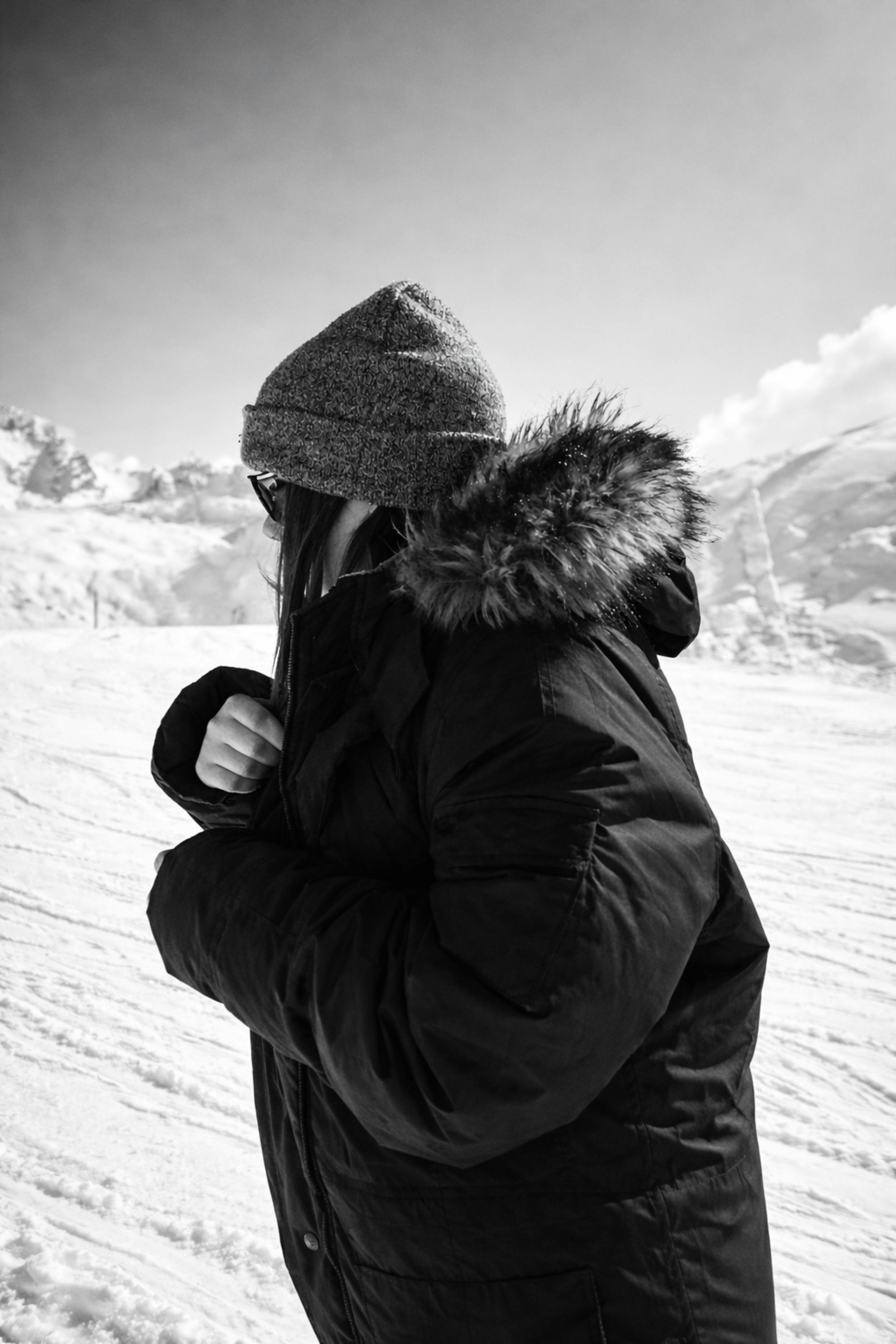 бесплатная Человек в теплой одежде идет по заснеженному пейзажу во французских Альпах. Стоковое фото