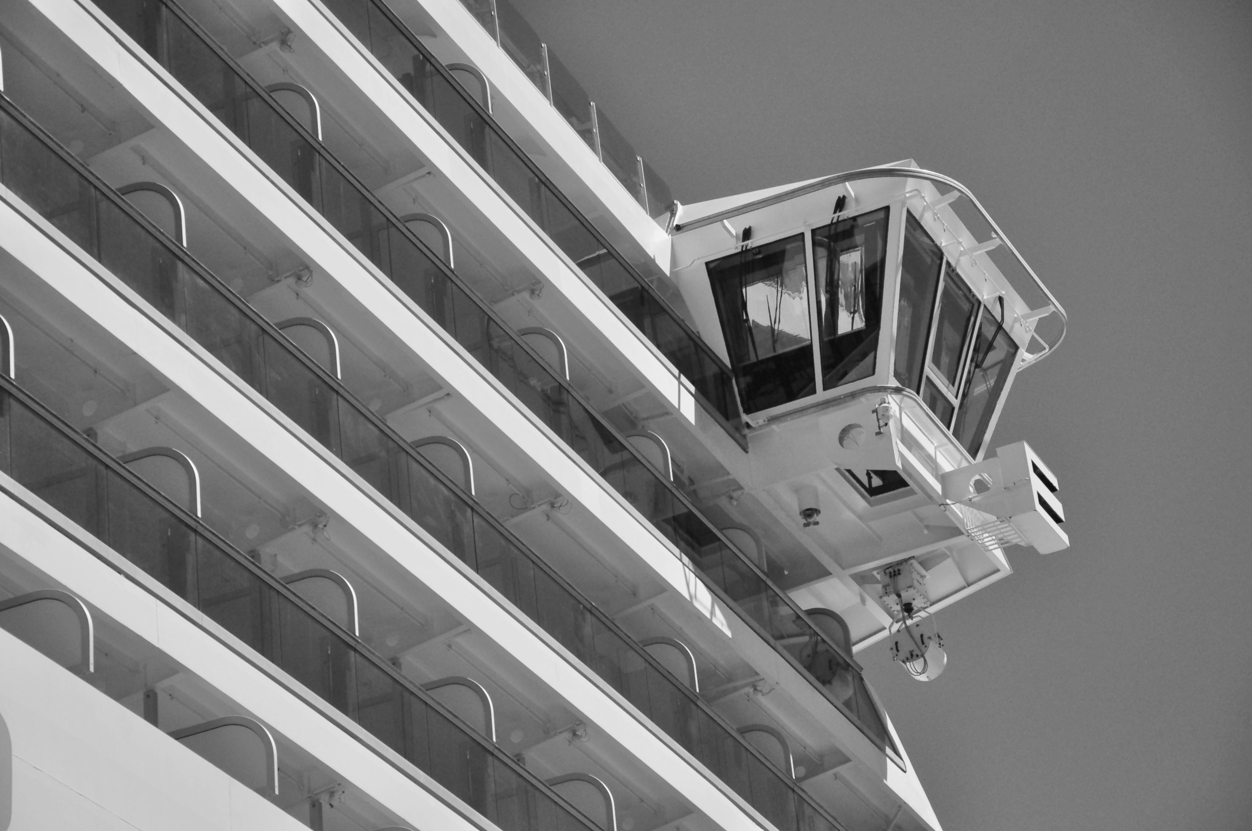 Gratis Gambar hitam putih arsitektur modern kapal pesiar, dengan fokus pada menara kontrol. Foto Stok