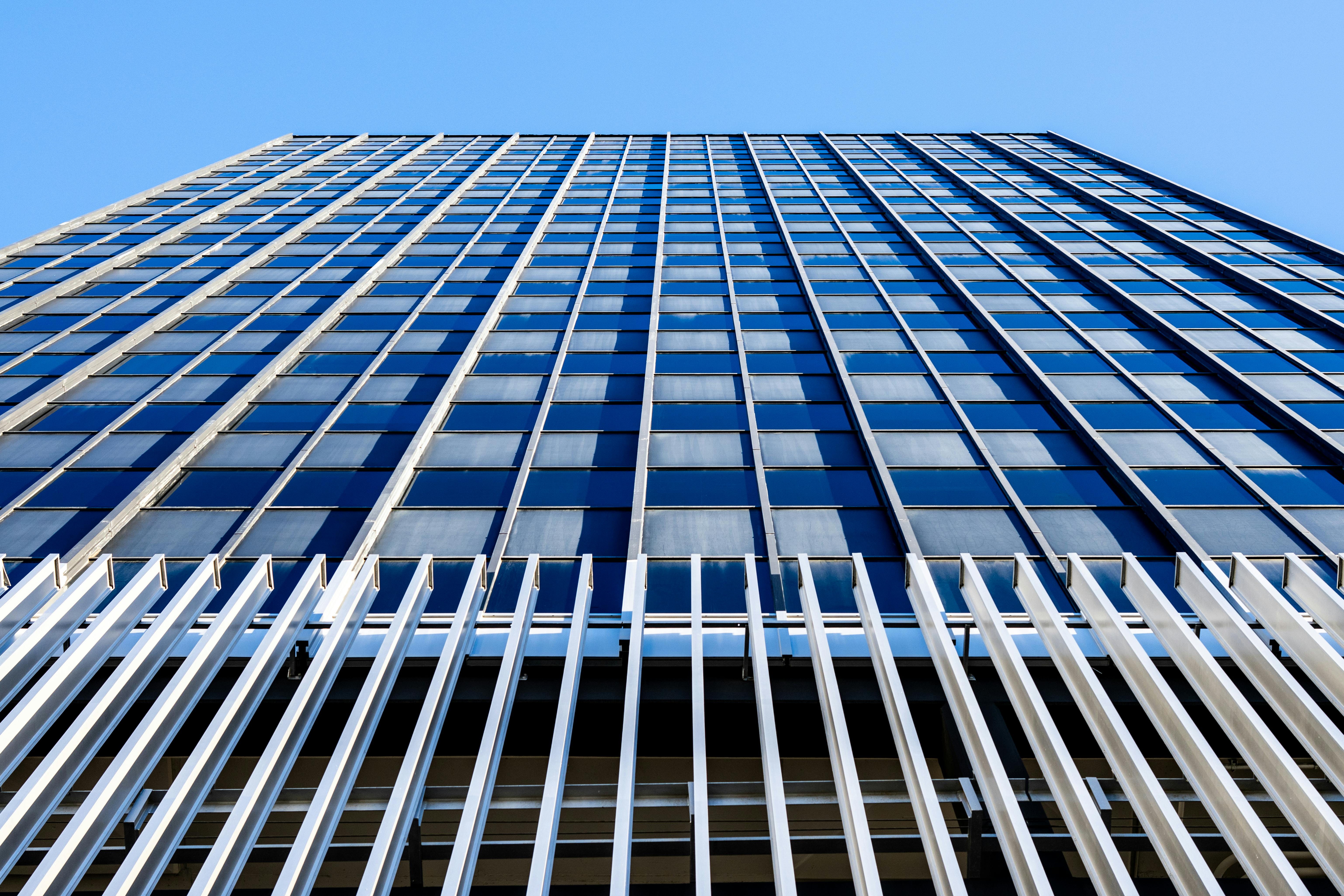 無料 澄み切った青空を背景にしたロサンゼルスの現代的な高層ビルのダイナミックなローアングルビュー。 写真素材