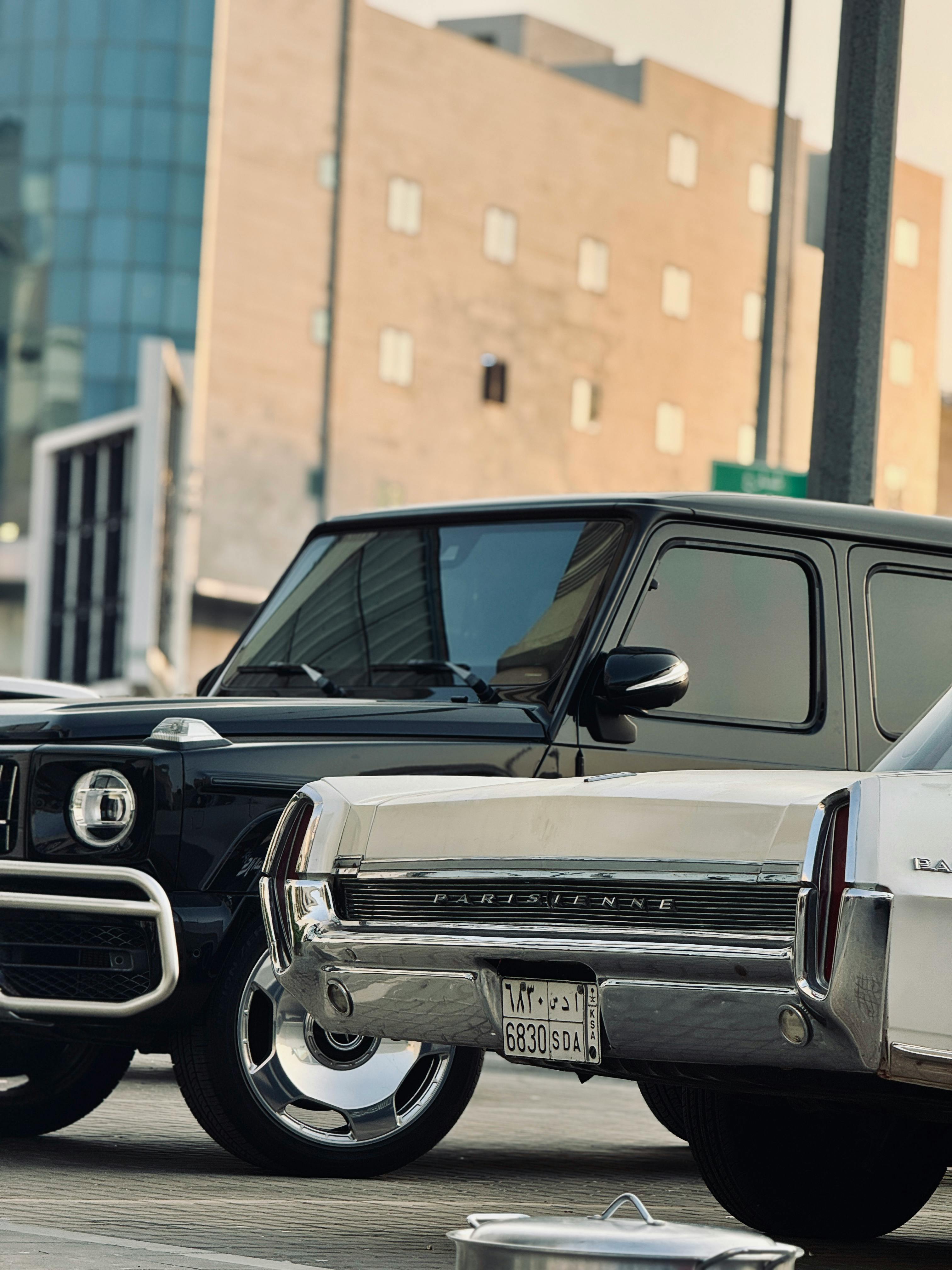 Gratis Perpaduan kendaraan klasik dan modern yang diabadikan di jalanan Makkah yang ramai, Arab Saudi. Foto Stok