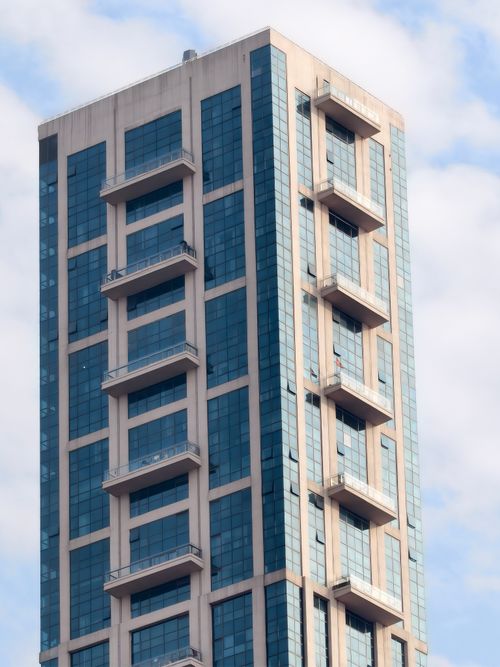 Free A modern high-rise building dominates the skyline in Kolkata, India, displaying architectural elegance. Stock Photo