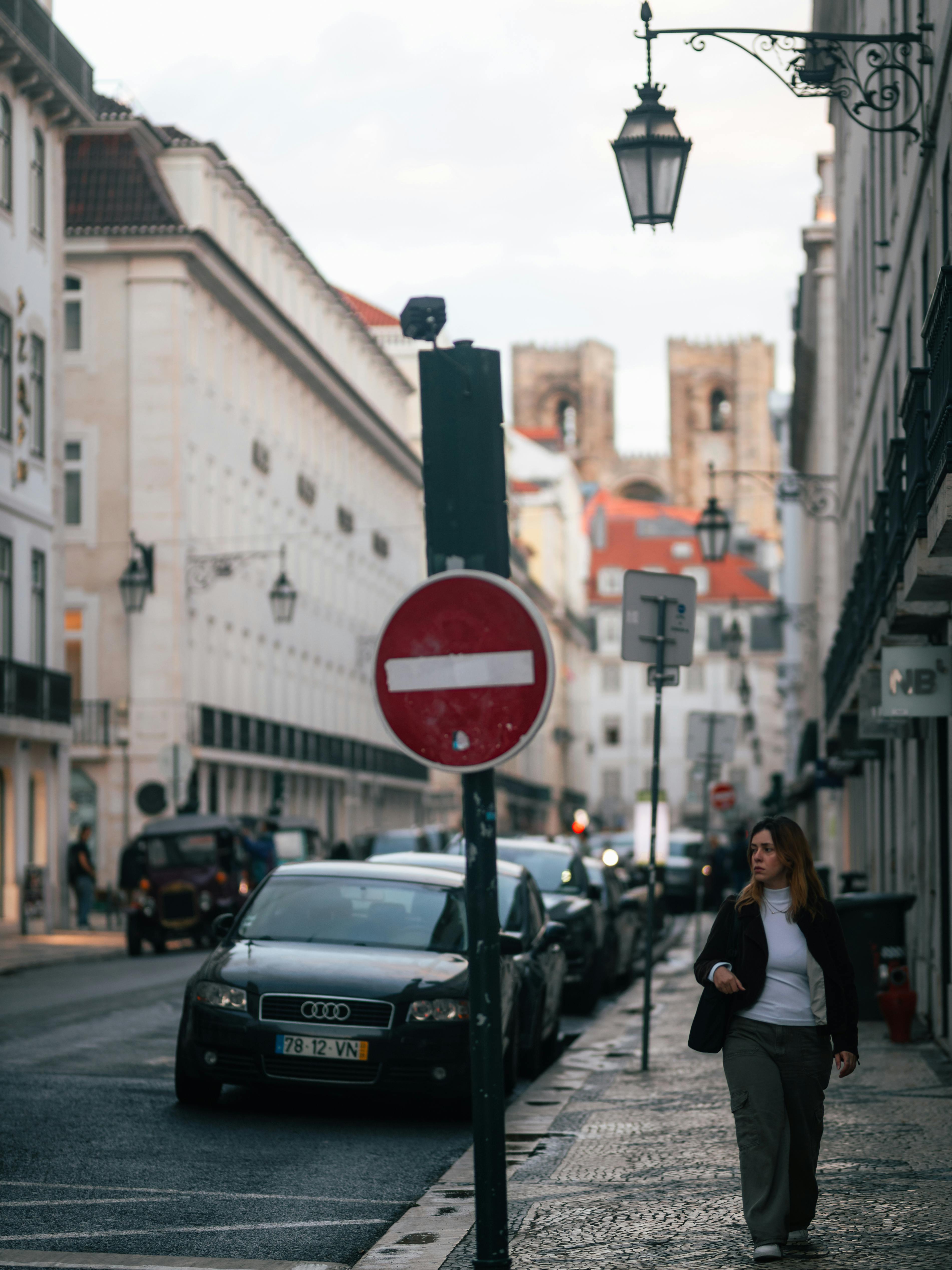 無料 交通量の多いリスボンの街路と、その背景にある歴史的な大聖堂。 写真素材