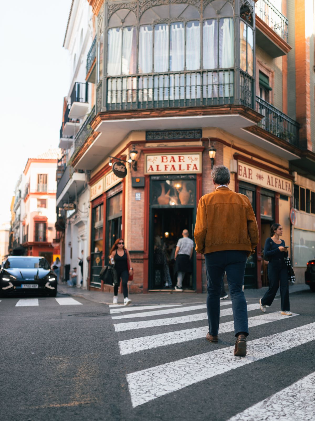 Unde te cazezi în Sevilla - stradă din centru cu bar de tapas în zona Alfalfa