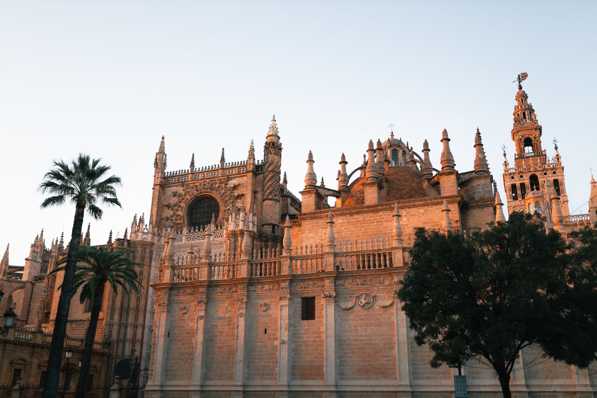 Catedral de Sevilla y la Giralda al atardecer