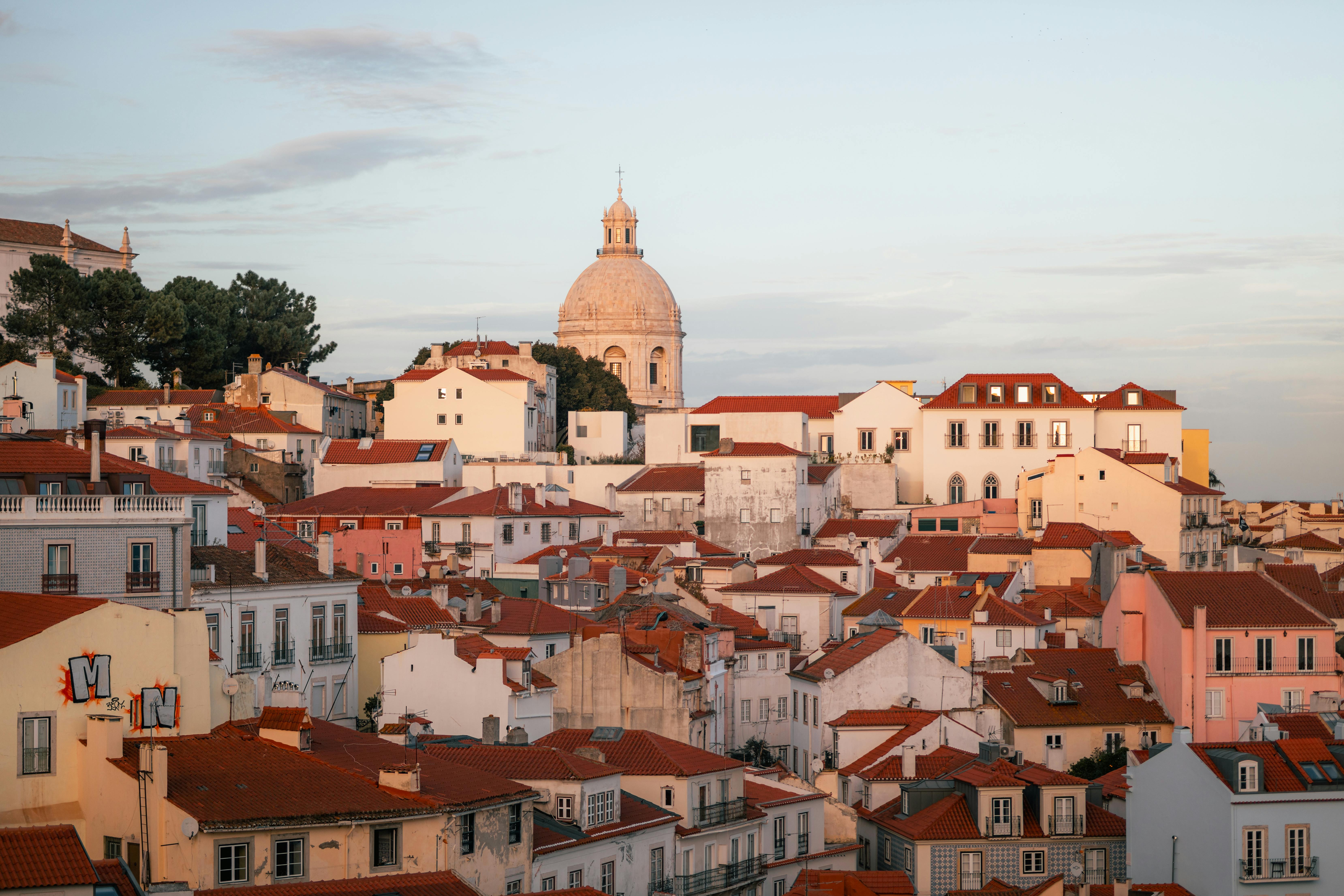 Alfama negyed rejtett kilátói: Lisszabon legjobb panorámái – Lisbon Alfama viewpoint sunset panorama