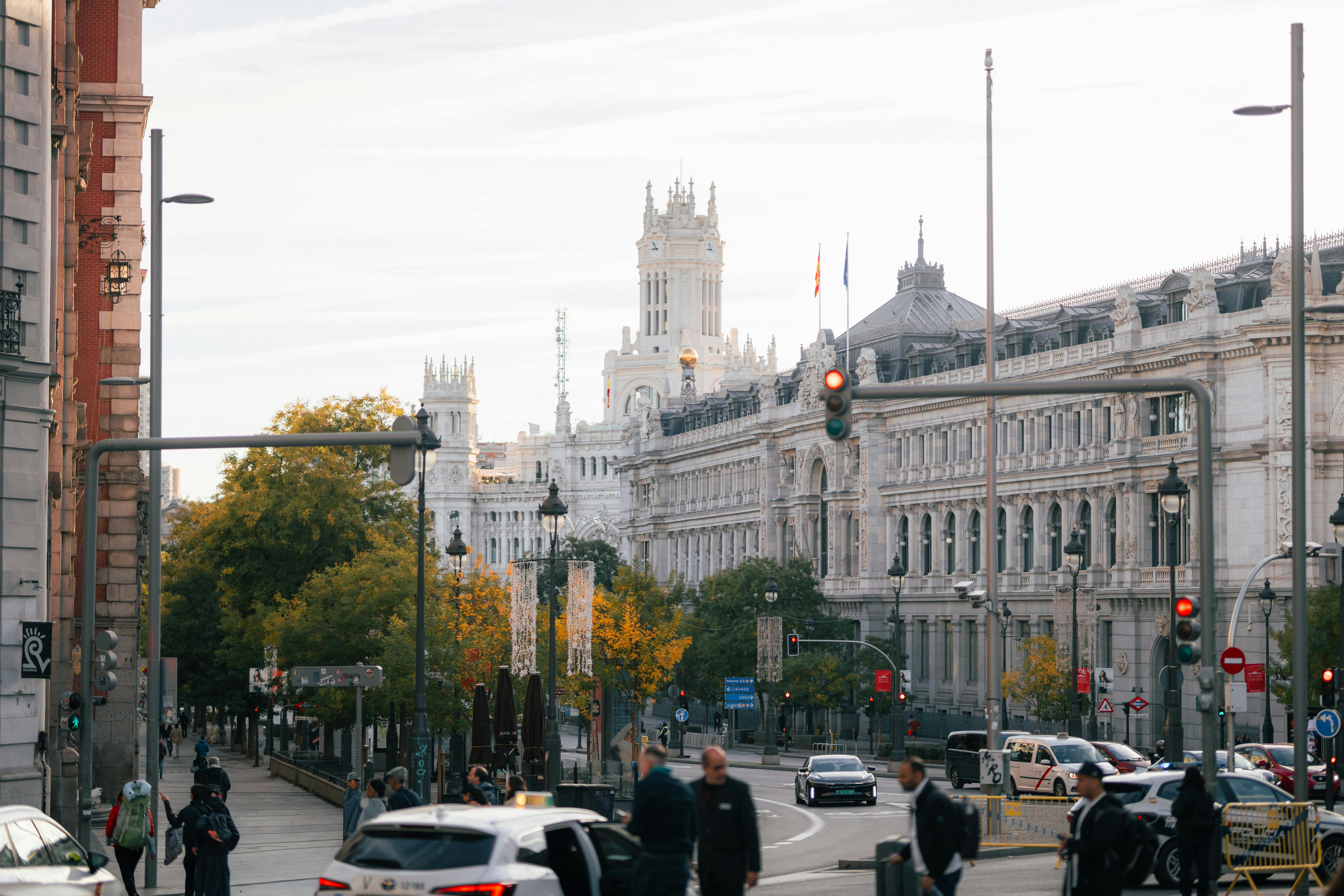 бесплатная Элегантная архитектура и оживленная уличная жизнь в центре Мадрида, Испания. Стоковое фото