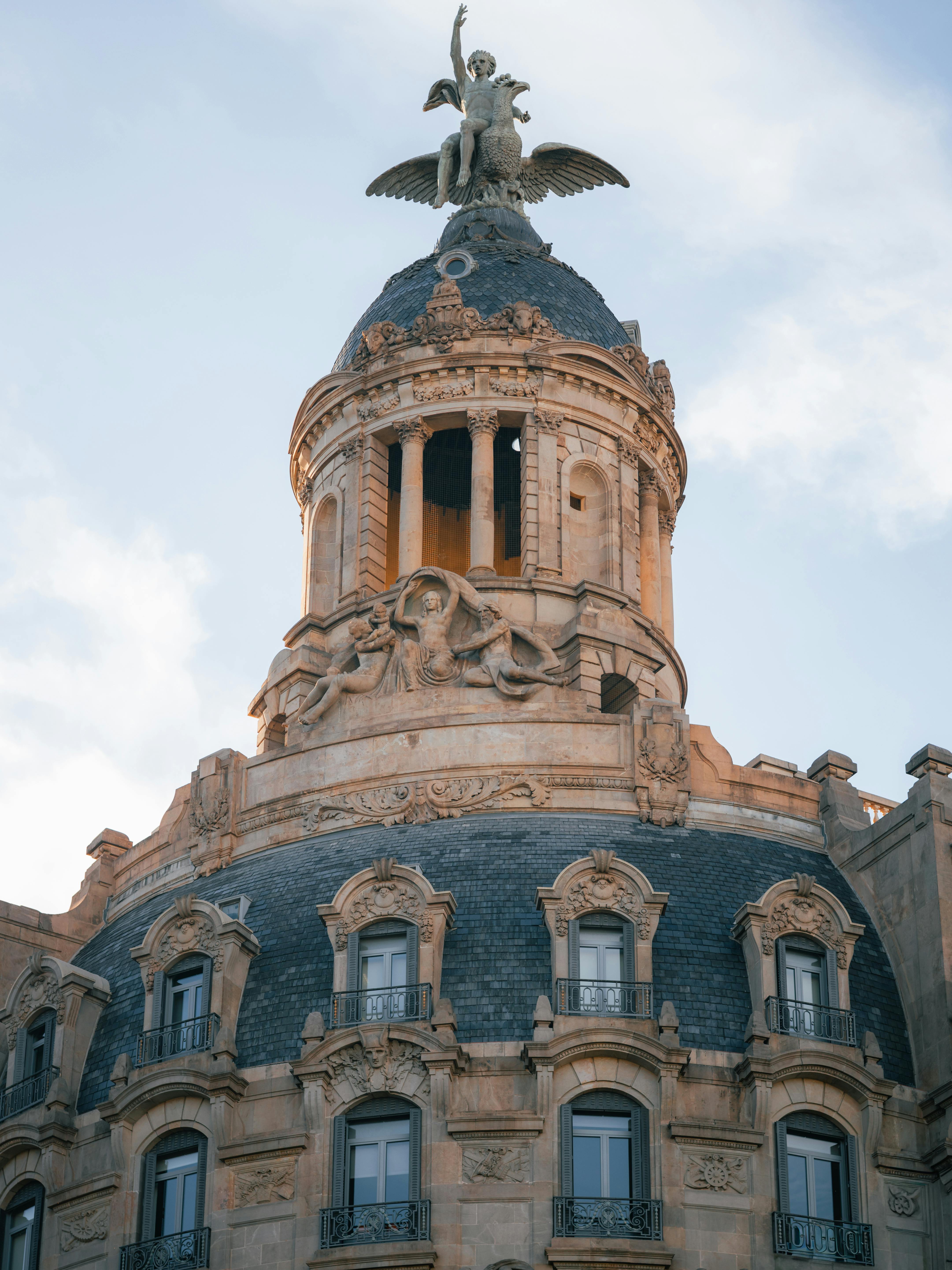 無料 華やかなドームの上に天使像が置かれた歴史的建造物のクローズアップ。 写真素材