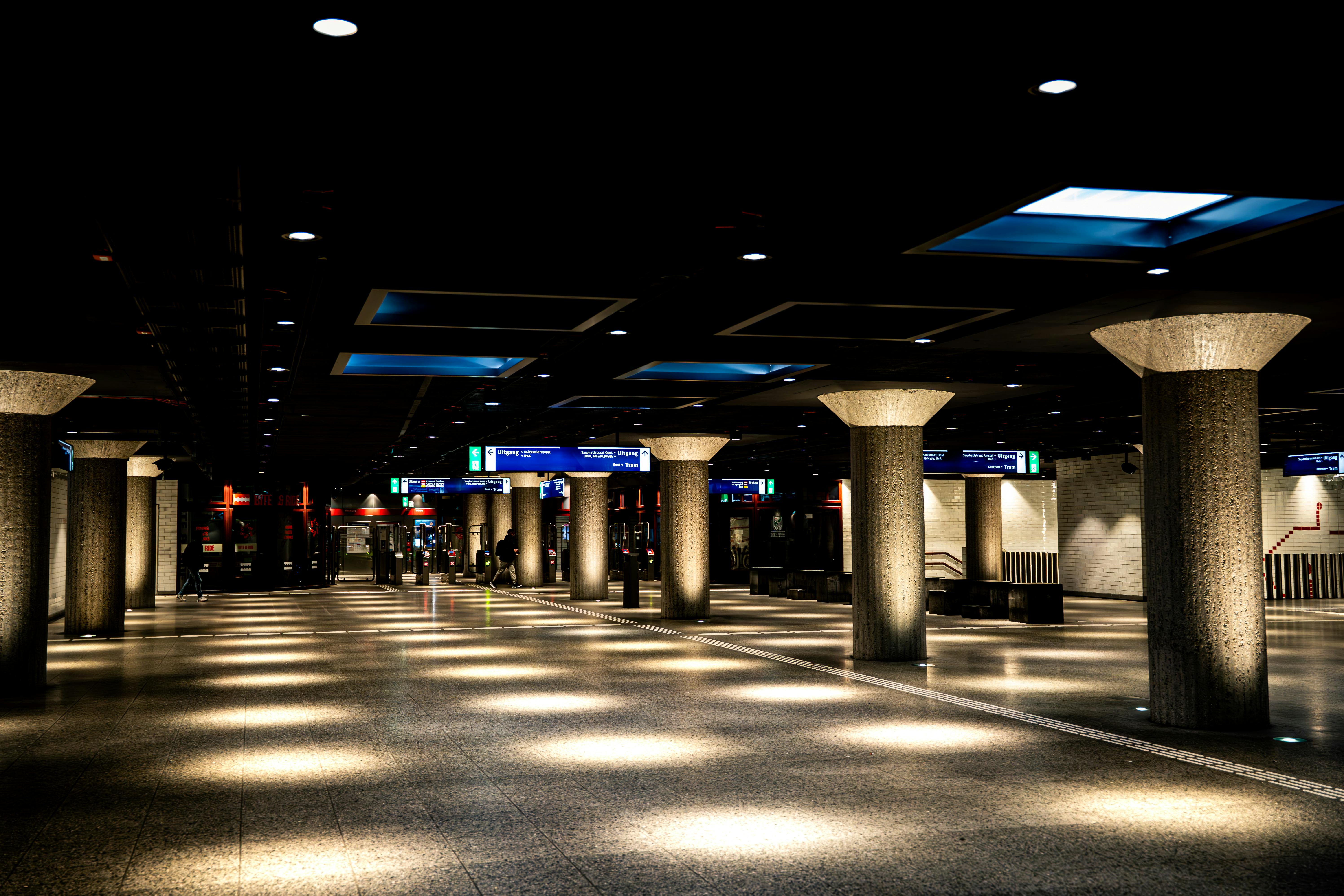 Gratis En veloplyst metrostation i bydelen med betonsøjler og moderne arkitektur. Lagerfoto