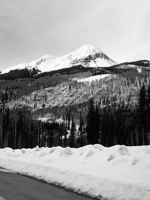 Montaña Cubierta De Nieve