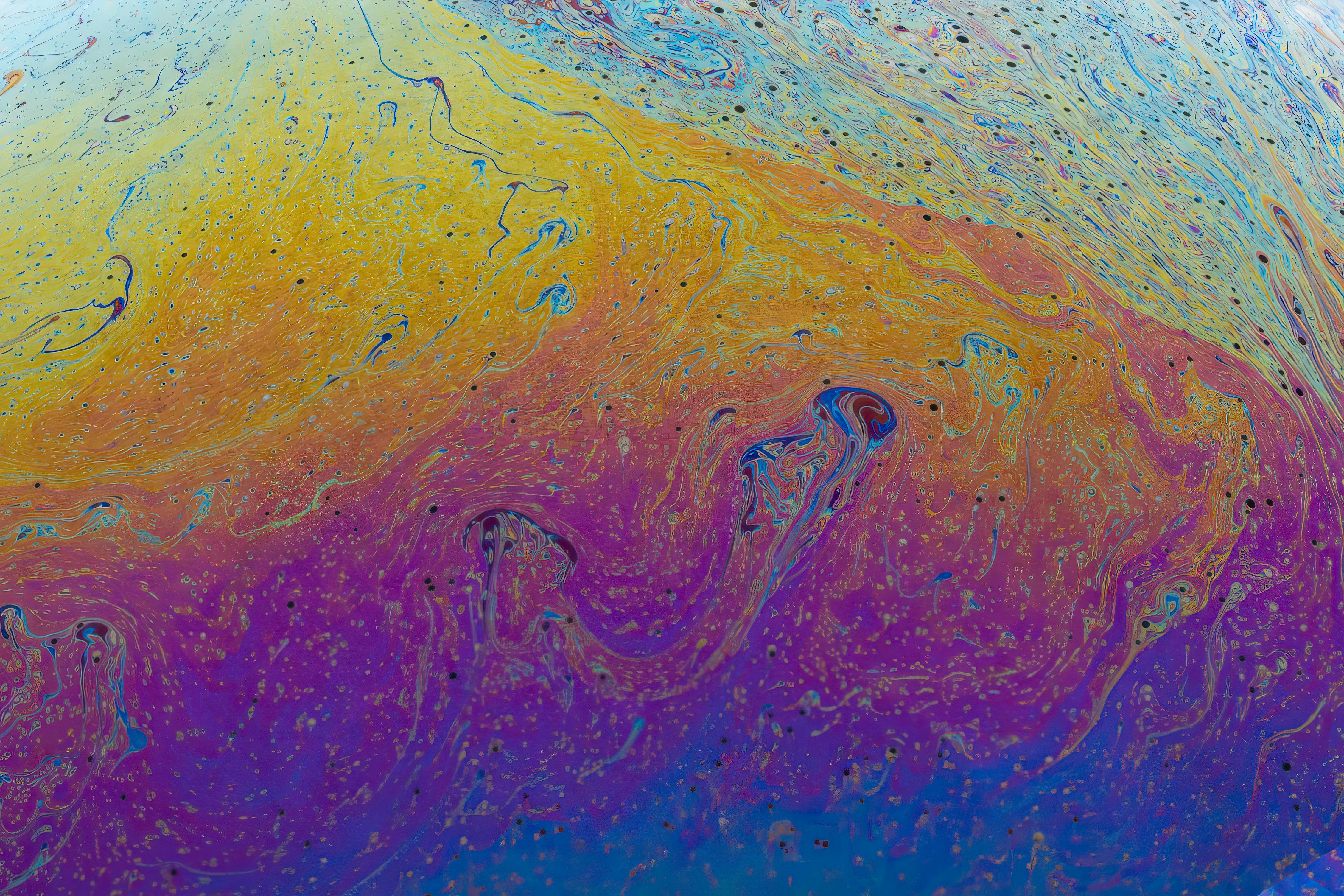 Gratis Motivo fluido astratto colorato con texture vorticose e vibranti ed effetto arcobaleno. Foto a disposizione