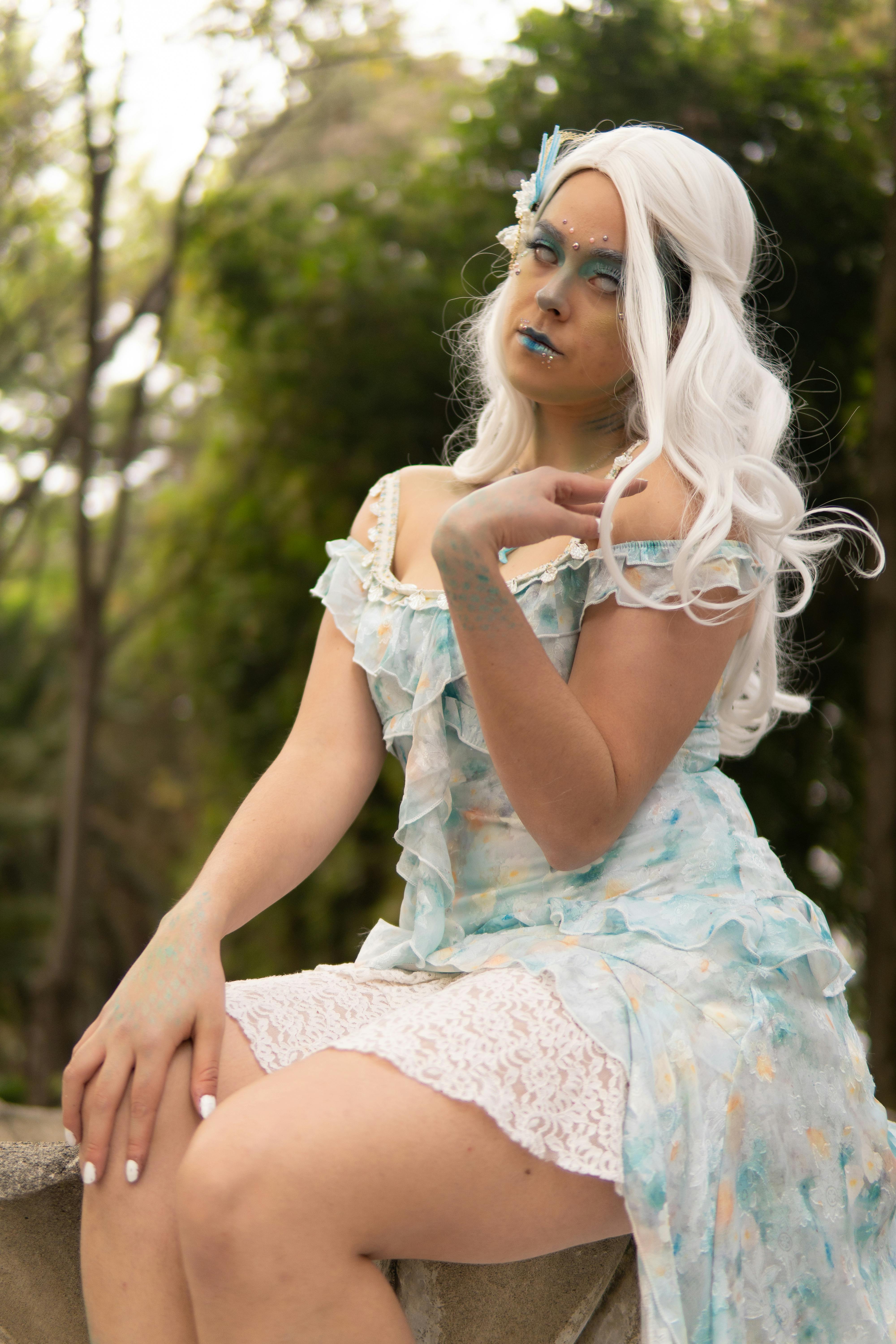 Gratis Wanita Latina mengenakan kostum peri dengan riasan artistik di lingkungan luar ruangan yang rimbun, sangat cocok untuk tema karnaval. Foto Stok