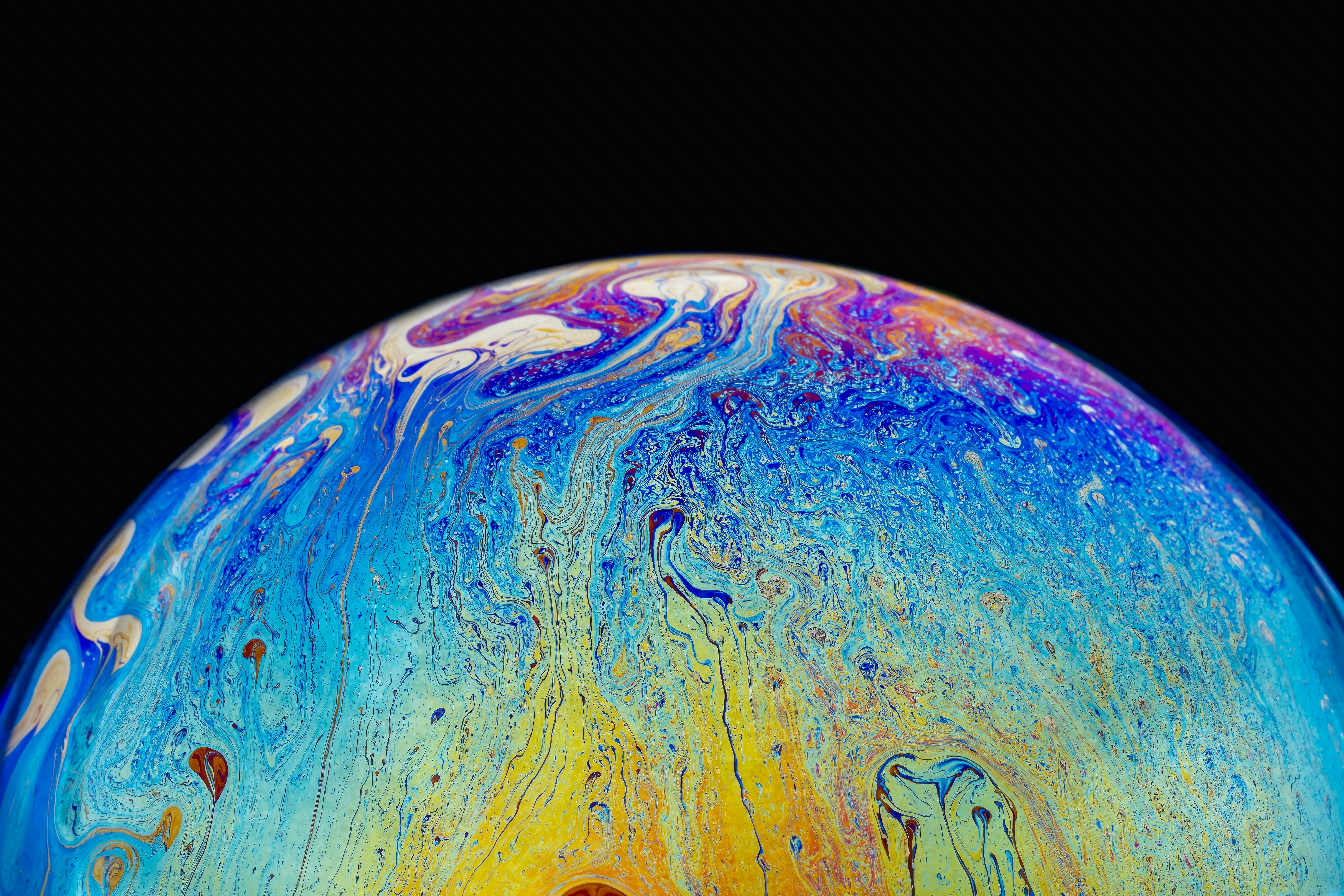 Gratis Gelembung sabun abstrak warna-warni dengan pola berkilauan di atas latar belakang hitam. Foto Stok