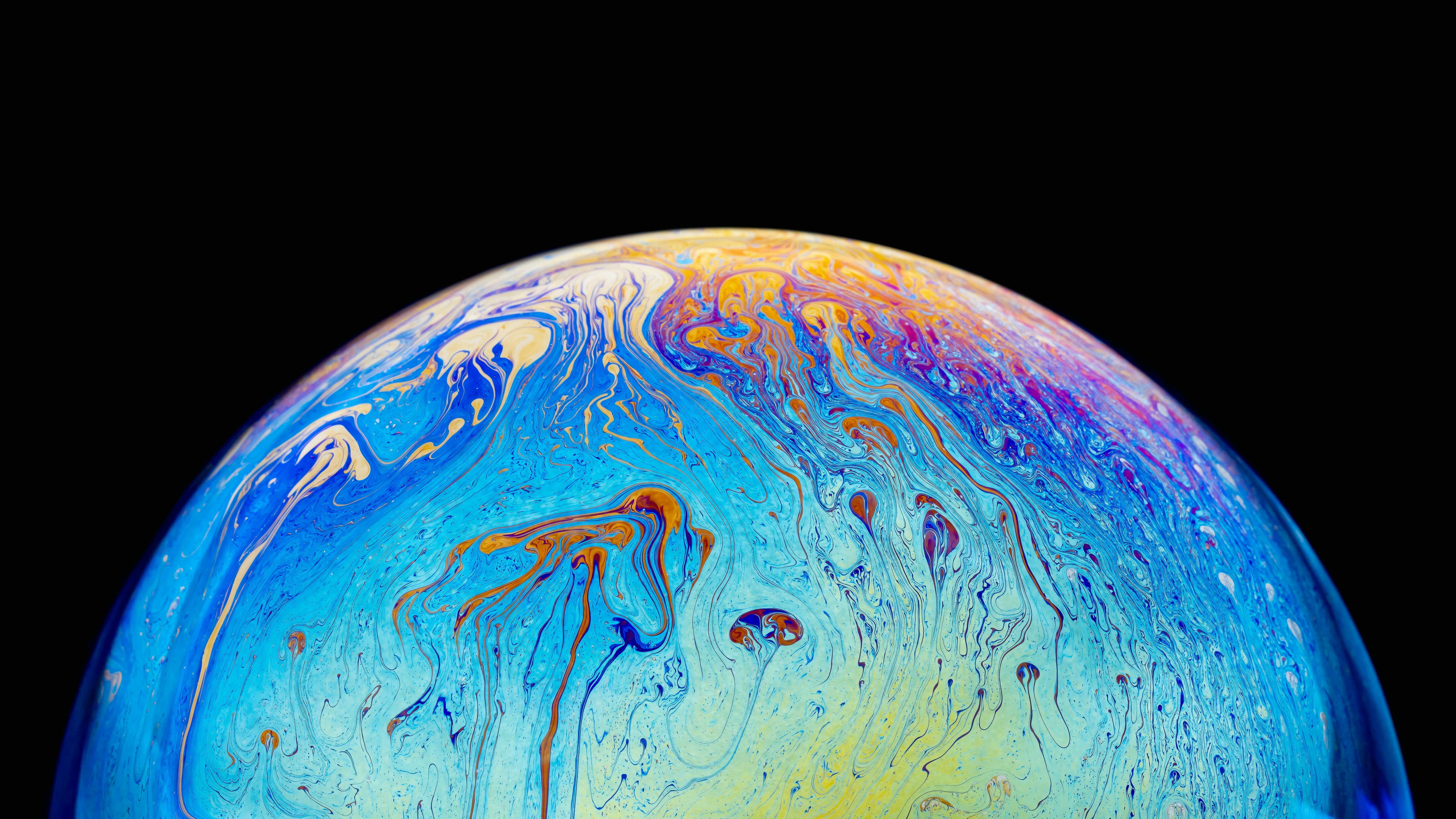 Δωρεάν Μακροσκόπηση μιας πολύχρωμης, ιριδίζουσας επιφάνειας σαπουνόφουσκας με στροβιλιζόμενα μοτίβα σε μαύρο φόντο. Φωτογραφία από στοκ φωτογραφιών