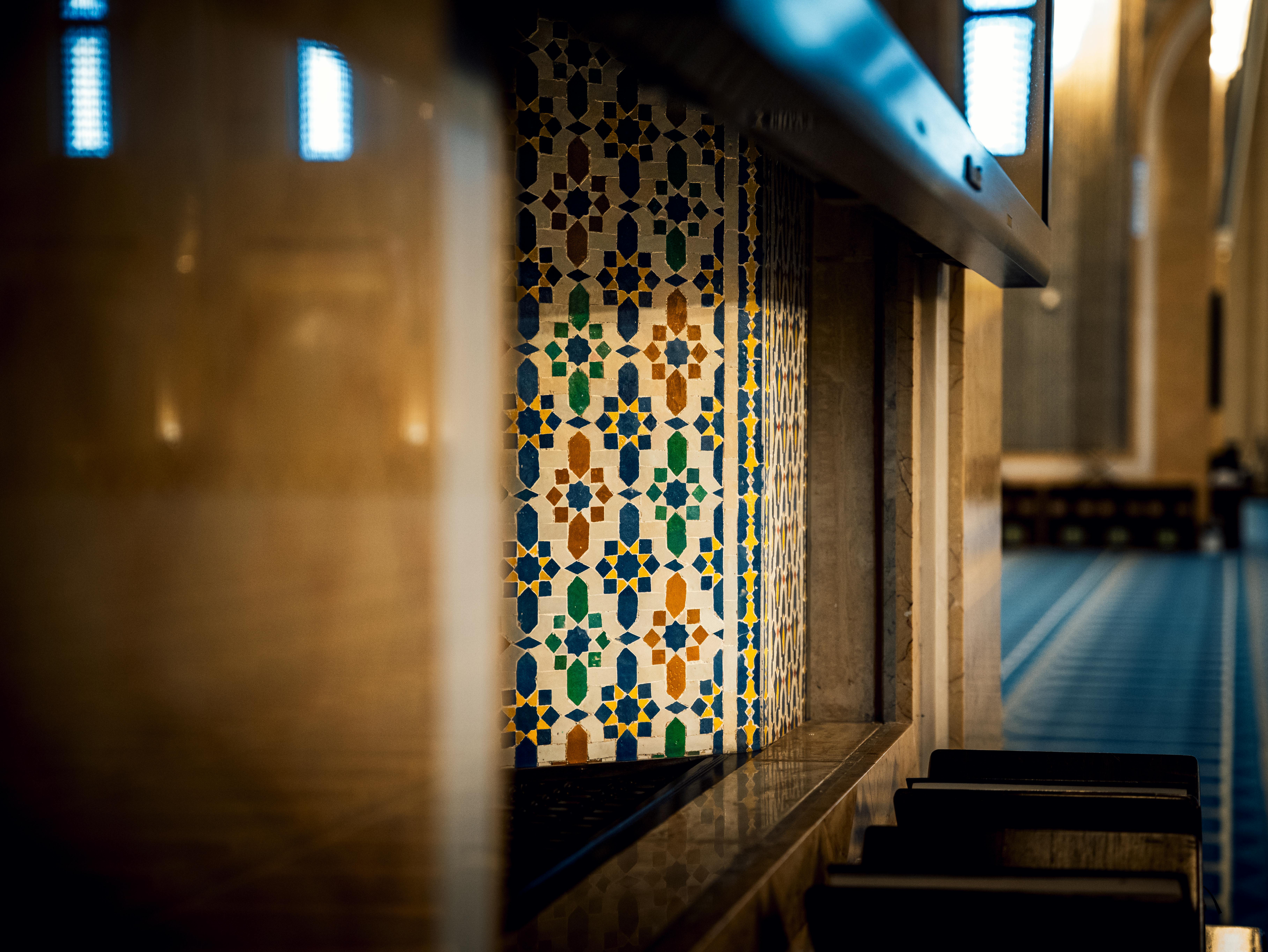 бесплатная Полюбуйтесь изысканными узорами исламской плитки в мечети города Кувейт, отличающимися яркими цветами и геометрическими орнаментами. Стоковое фото