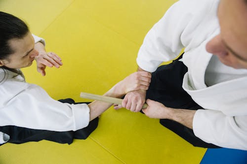 Zwei Männer üben Aikido