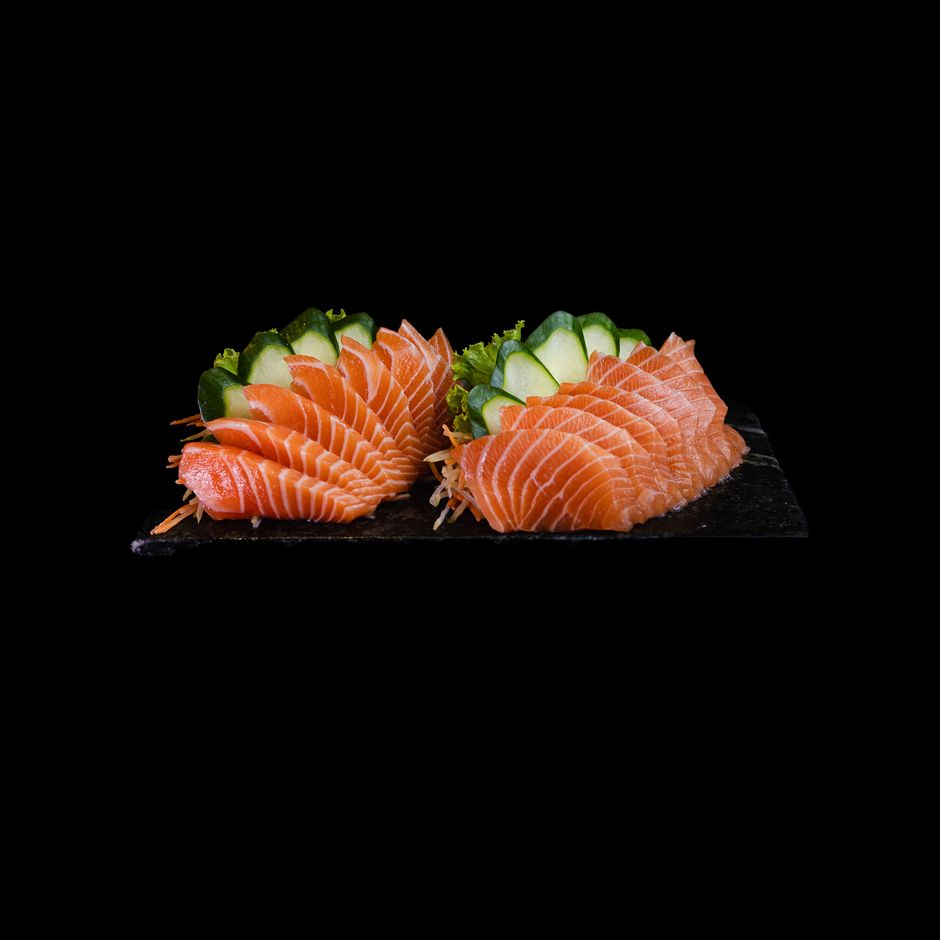 Sashimi di salmone fresco presentato su pietra, portata del menu alla carta