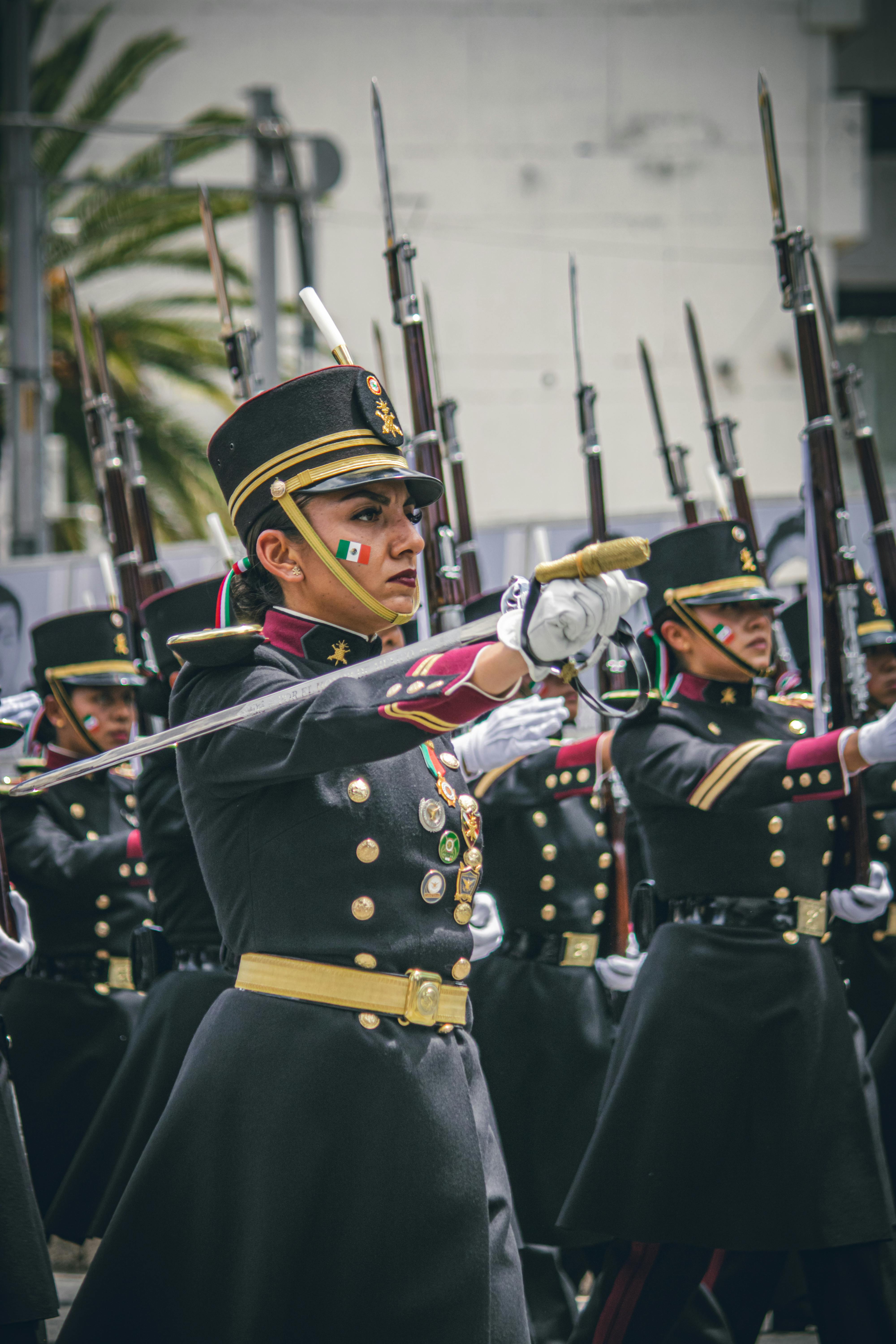 бесплатная Мексиканские солдаты в парадной форме маршируют во время военного парада в Мехико. Стоковое фото