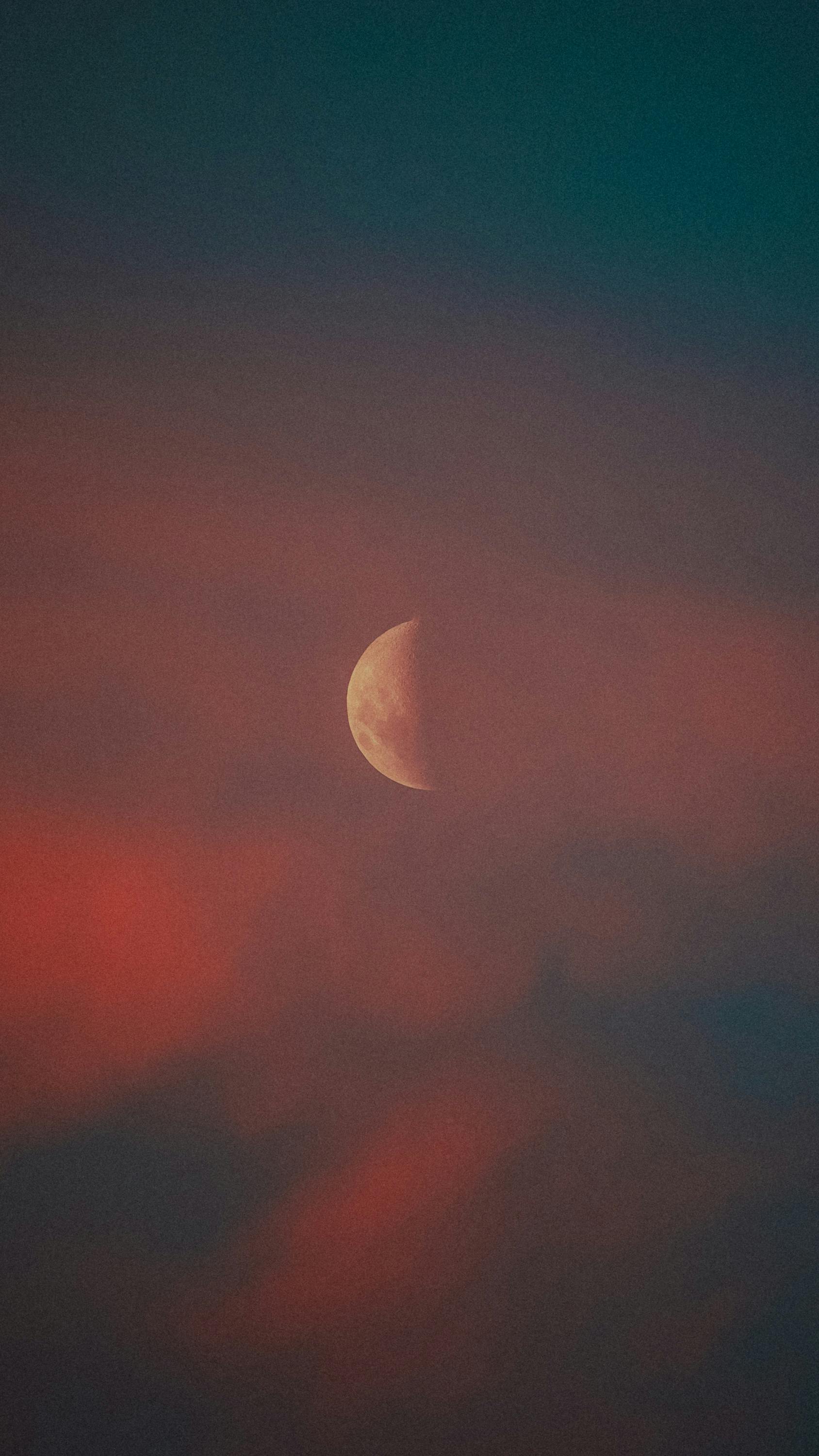 бесплатная Живописный вид на полумесяц на фоне красочного сумеречного неба с красными и синими оттенками. Стоковое фото