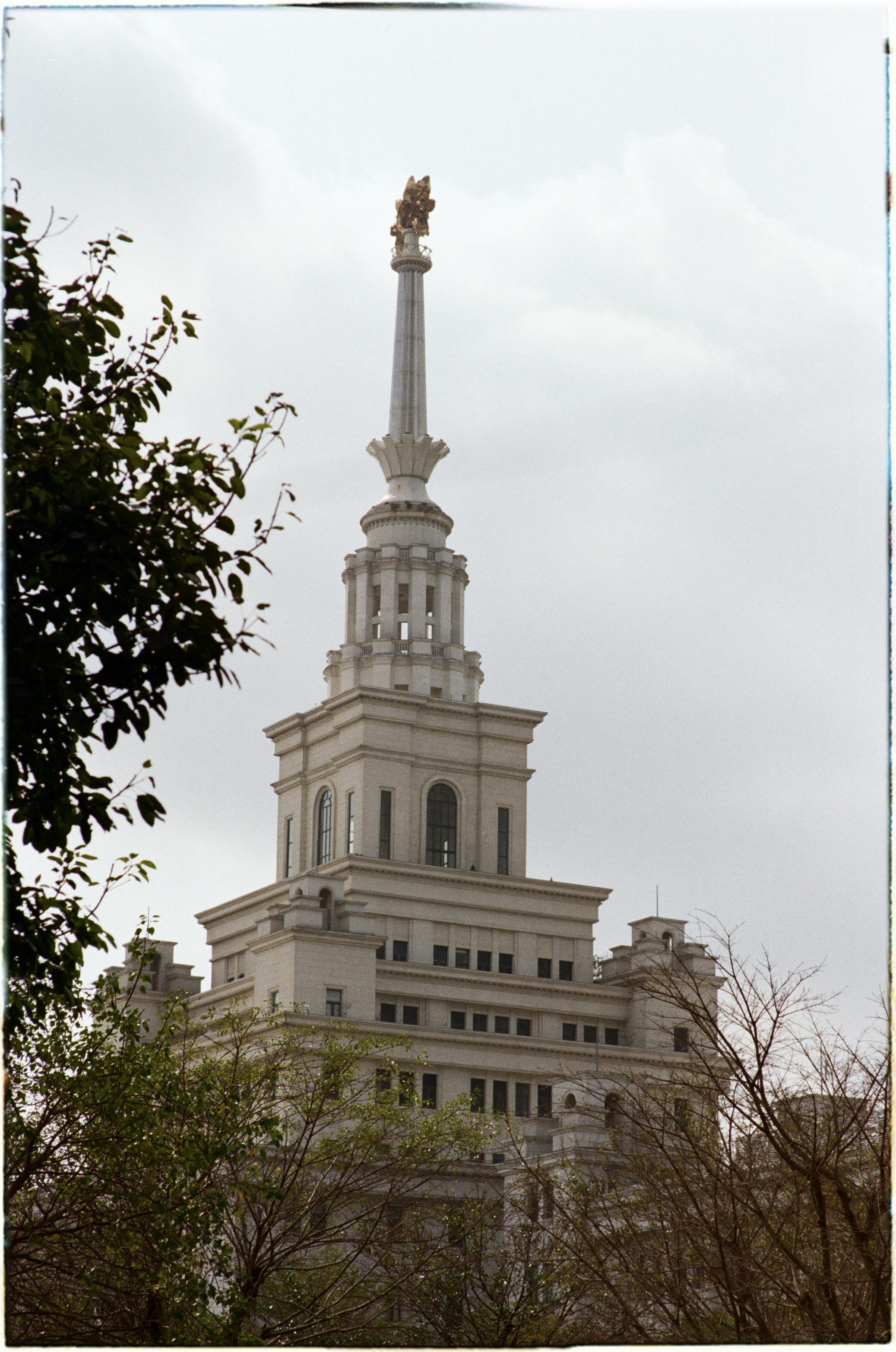 бесплатная Потрясающий вид на архитектуру колониального стиля на фоне облачного неба в Ханое, Вьетнам. Стоковое фото