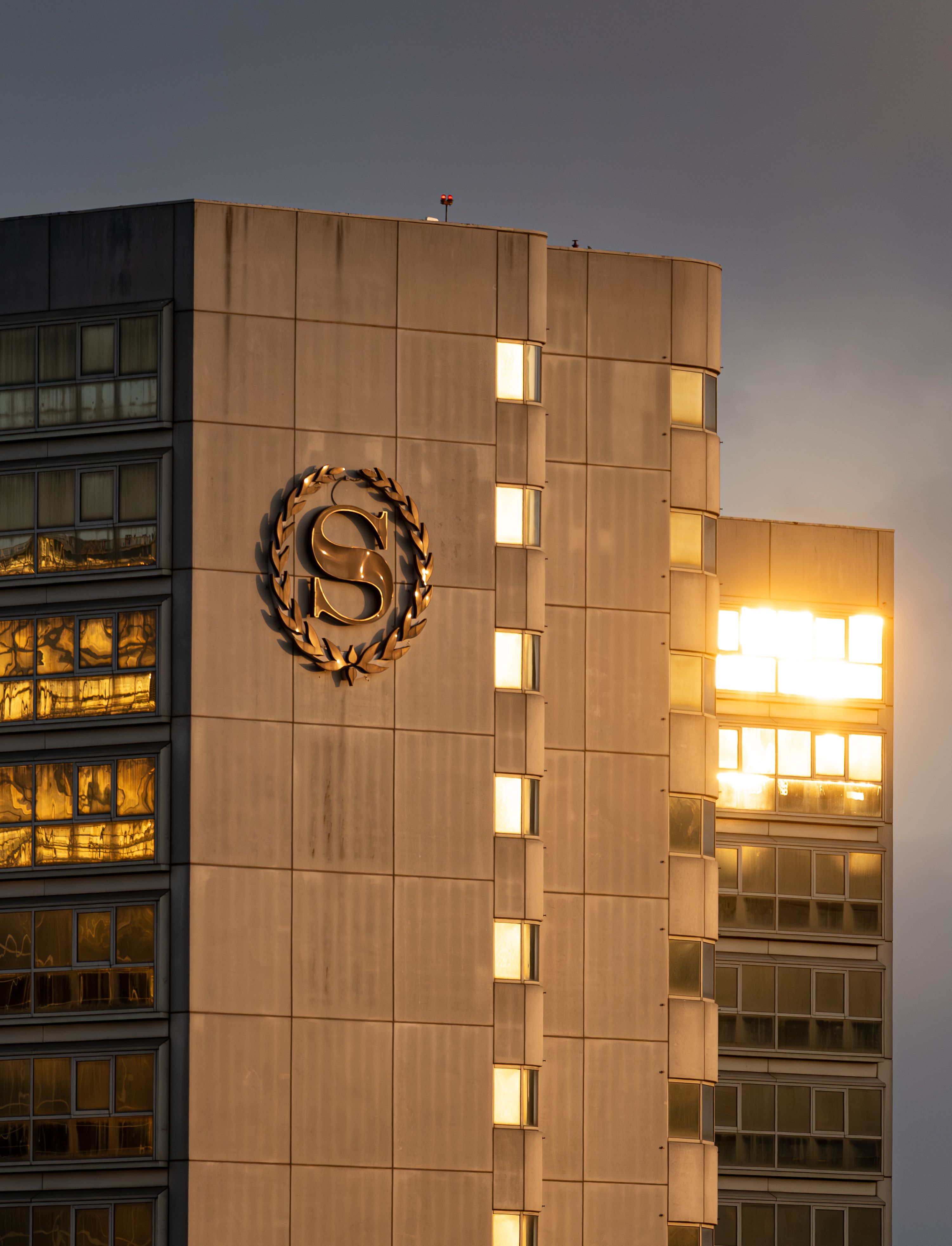 Sheraton Hotel Building with Sunset Reflection · Free Stock Photo