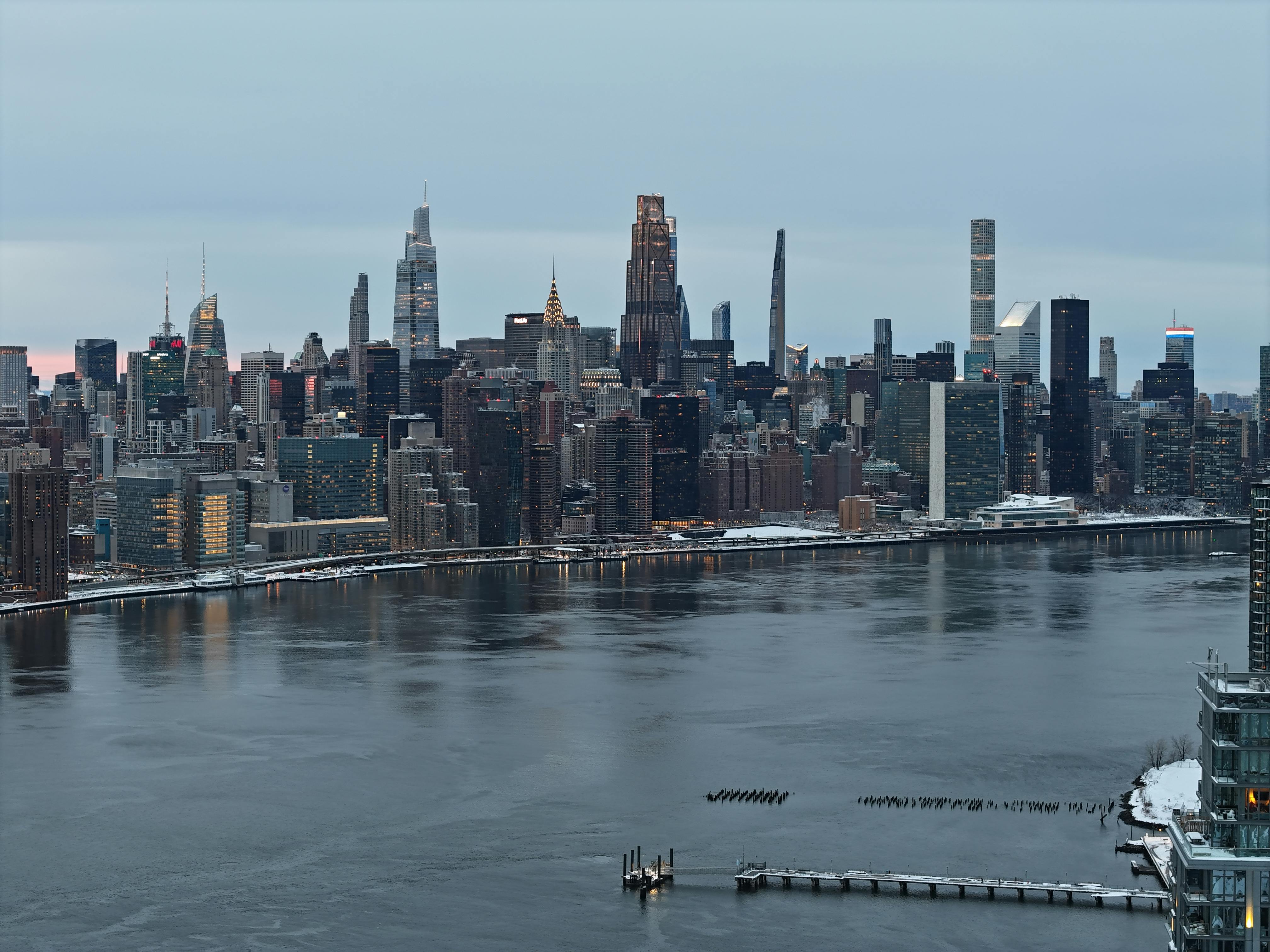 Vista del distrito mediático de Manhattan al atardecer