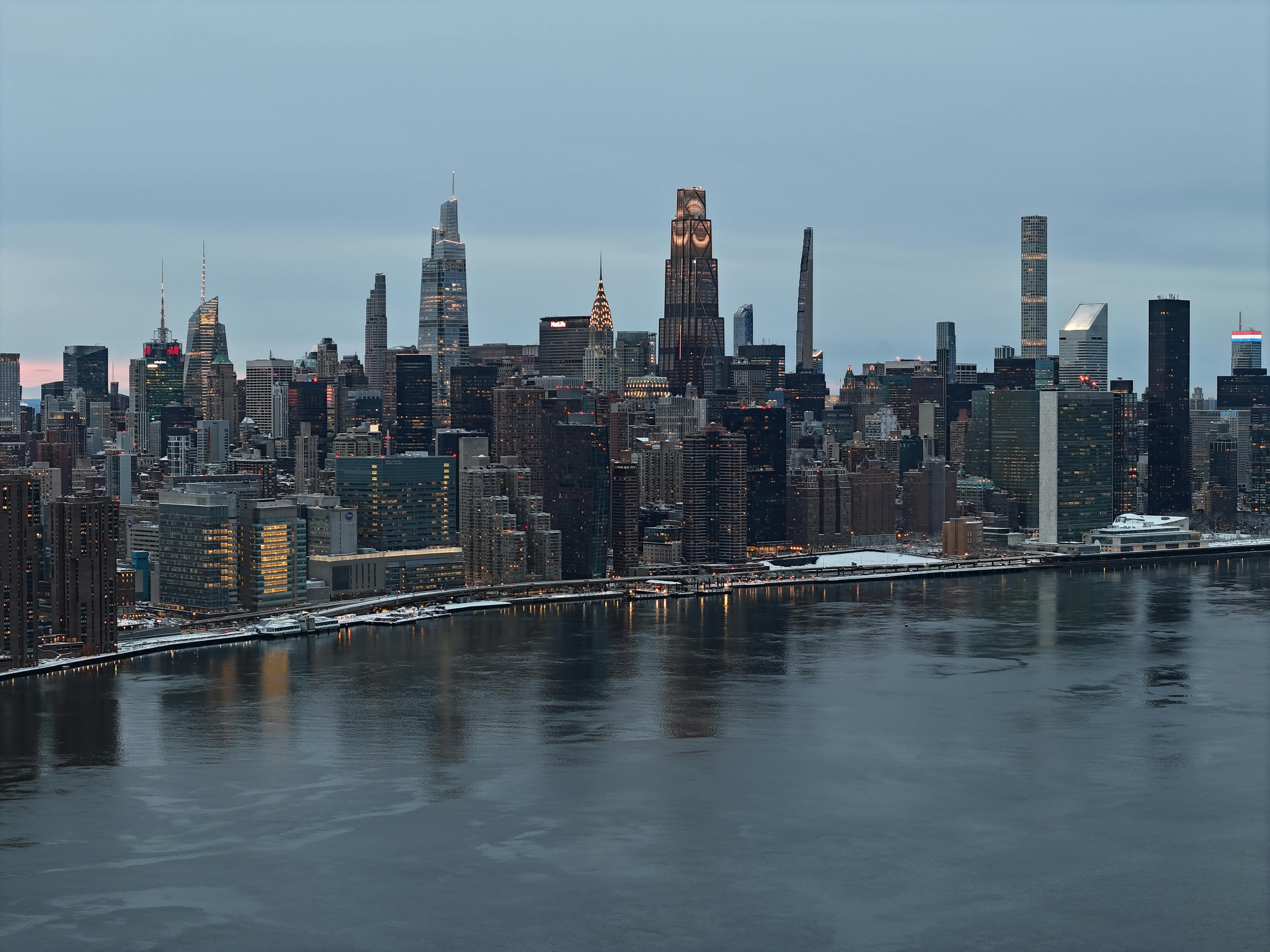 бесплатная Завораживающий вид на панораму Нью-Йорка зимой с высоты птичьего полета, демонстрирующий культовые небоскребы. Стоковое фото