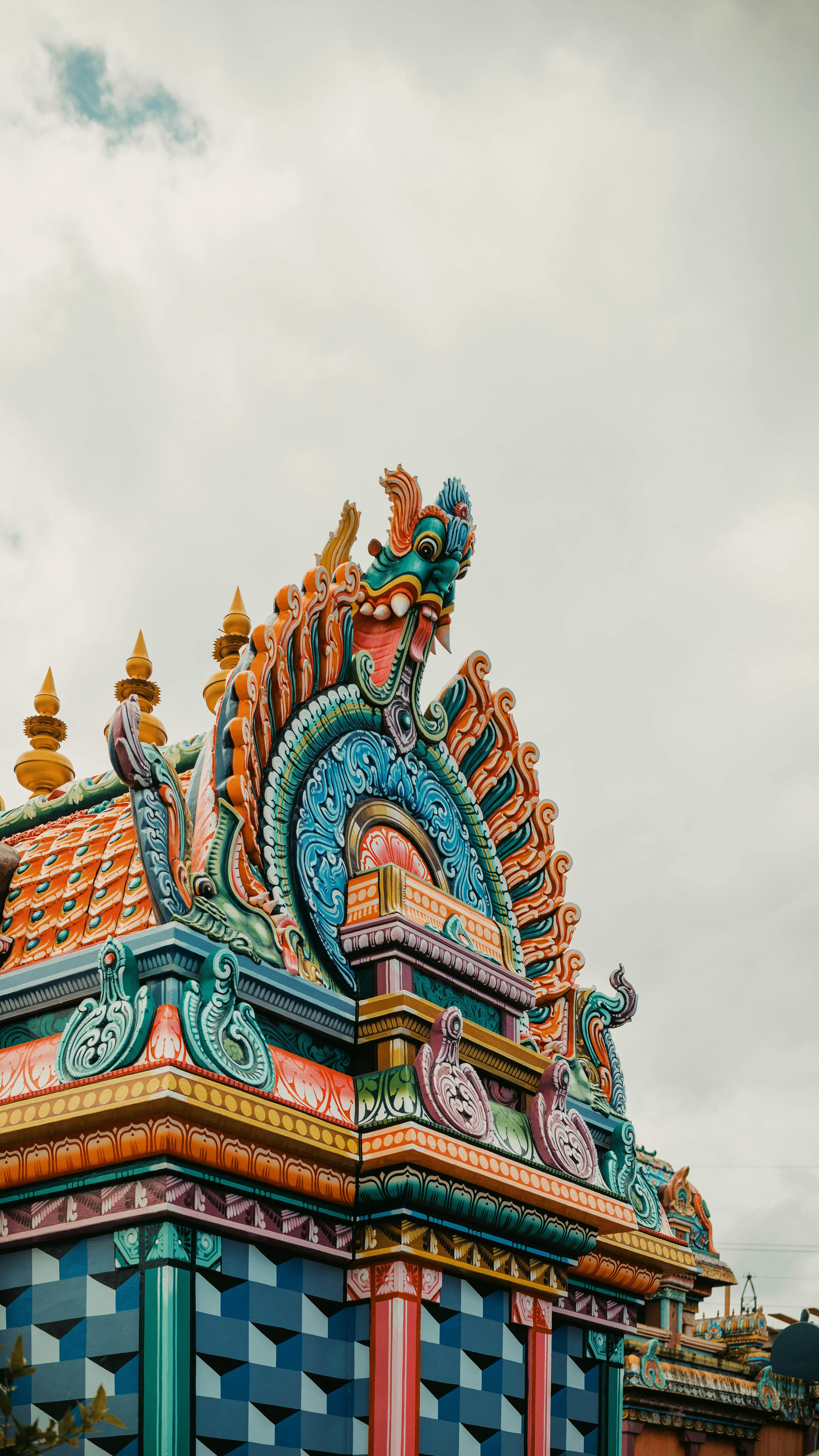 無料 曇り空を背景にしたレユニオン島のヒンズー教寺院の建築の鮮やかで精巧な細部。 写真素材