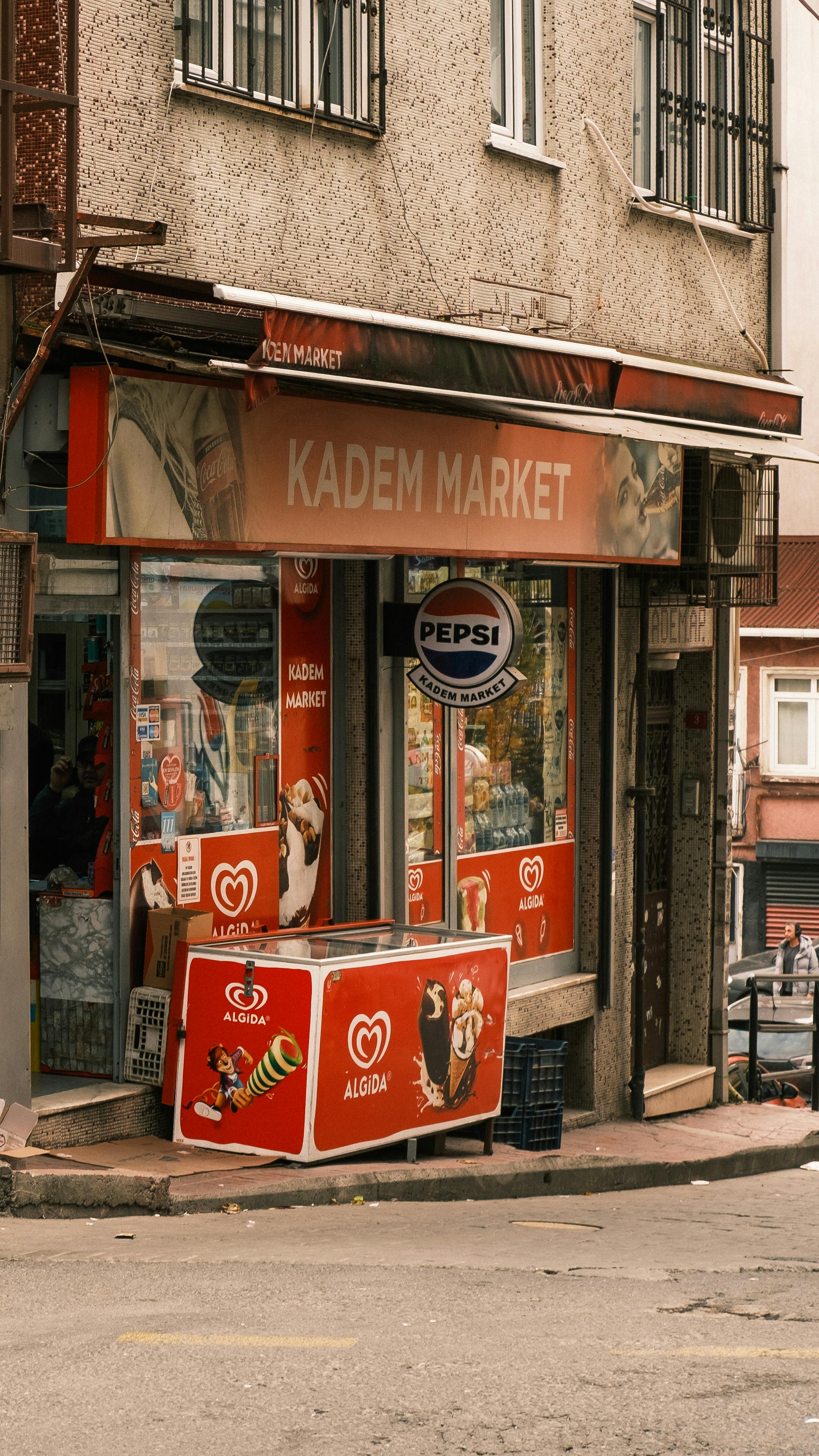 無料 鮮やかな看板と街並みが楽しめる、イスタンブールの趣ある市場。 写真素材