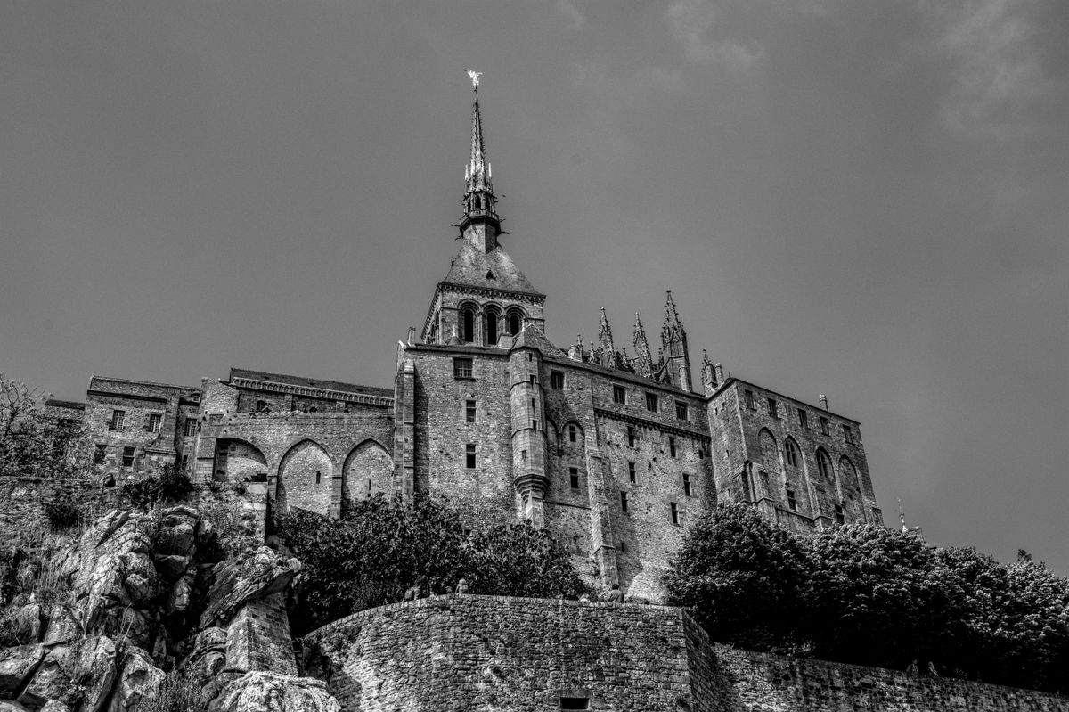 Mont Saint-Michel în alb și negru, cu abația pe vârful stâncii