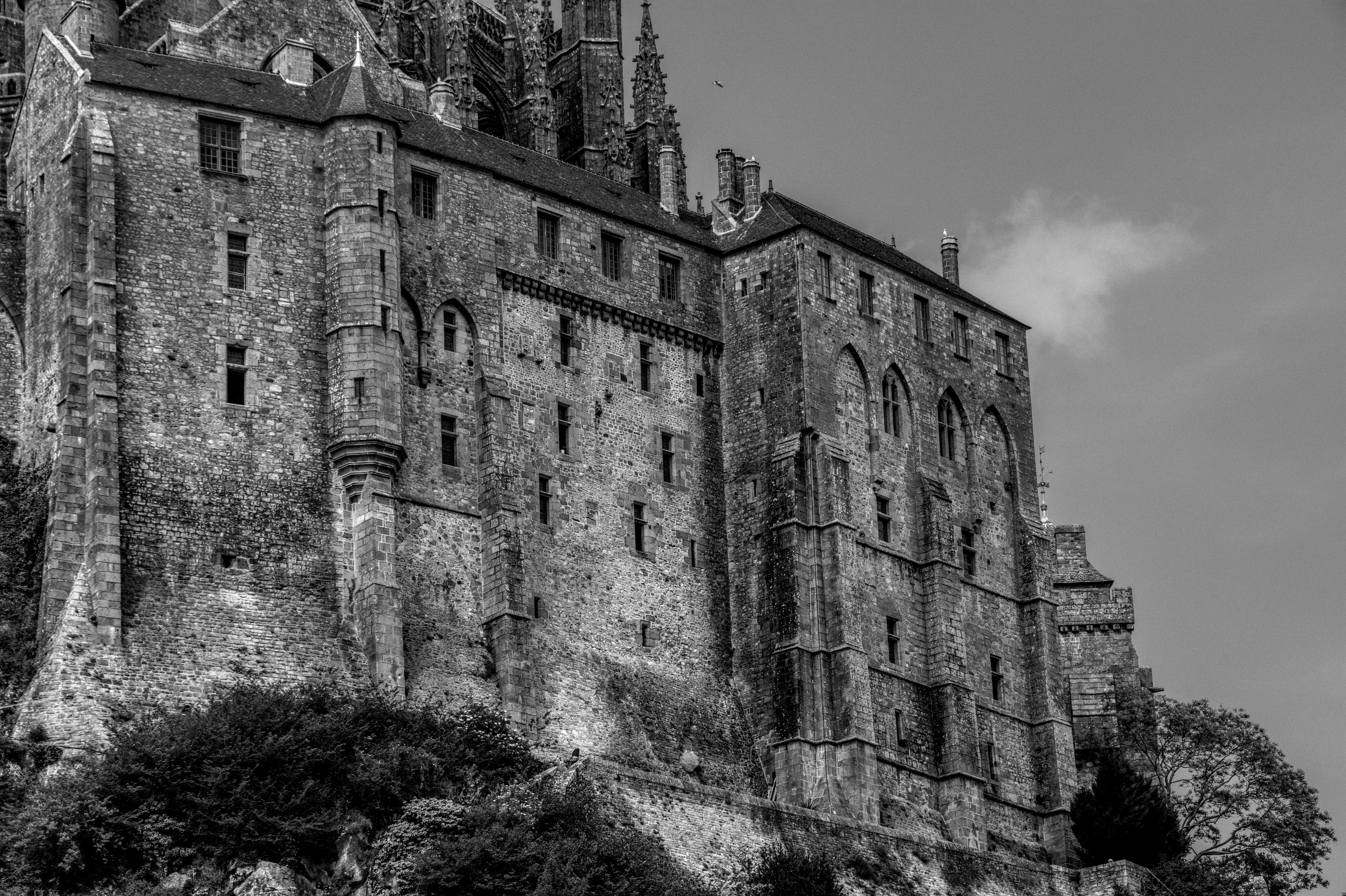 無料 フランスの象徴的なモン・サン・ミシェルの中世の建築を捉えた白黒写真。 写真素材