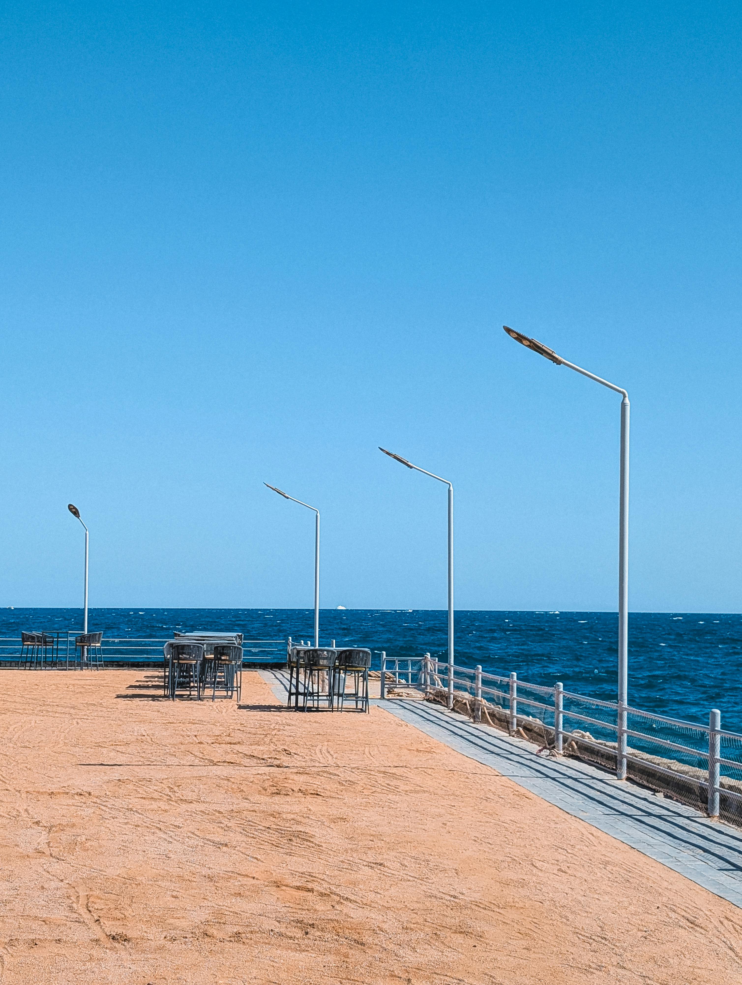 бесплатная Безмятежный вид на побережье Красного моря в Хургаде: залитый солнцем пляж и голубое небо. Стоковое фото